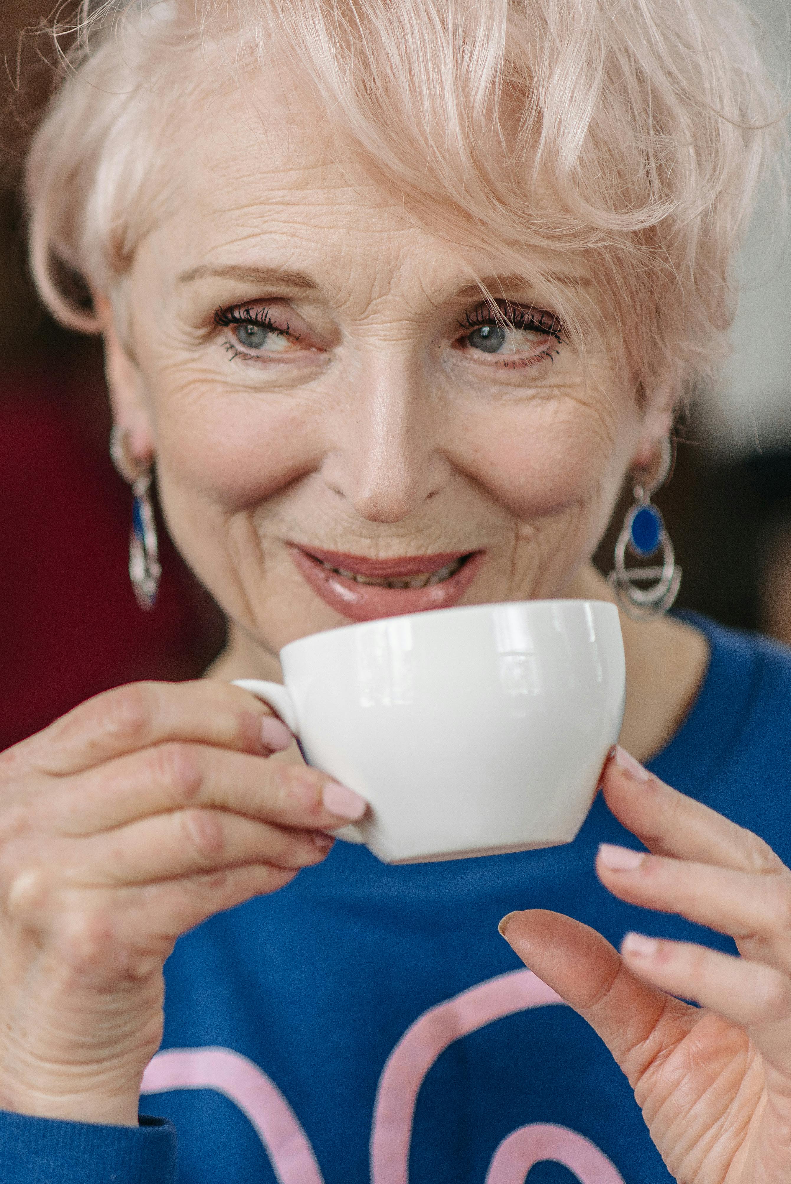 Anciana que se hace la tímida | Foto: Pexels