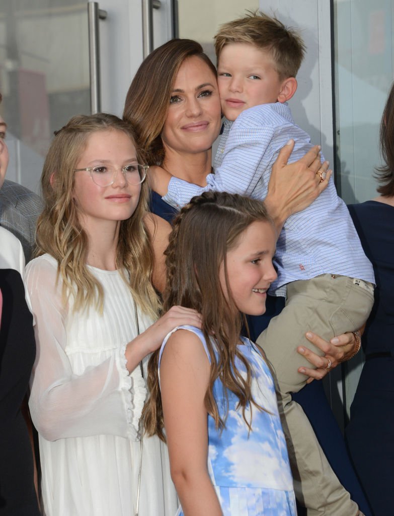 Jennifer Garner con sus hijos siendo honrados con una estrella en el Paseo de la Fama de Hollywood. | Foto: Getty Images