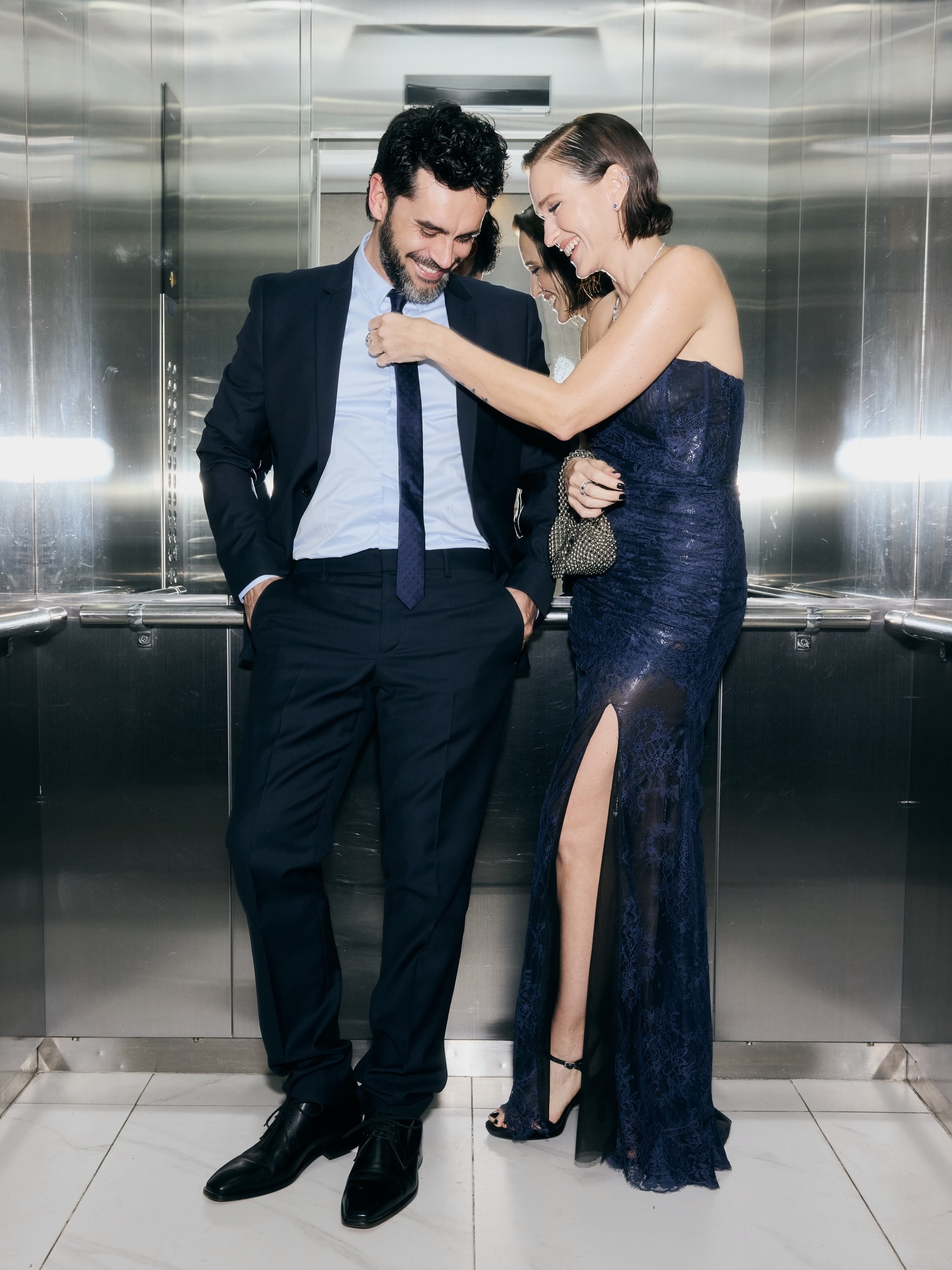 Brenda Gandini y Gonzalo Heredia posando juntos con trajes combinados | Fuente: Instagram/brendagandiniok