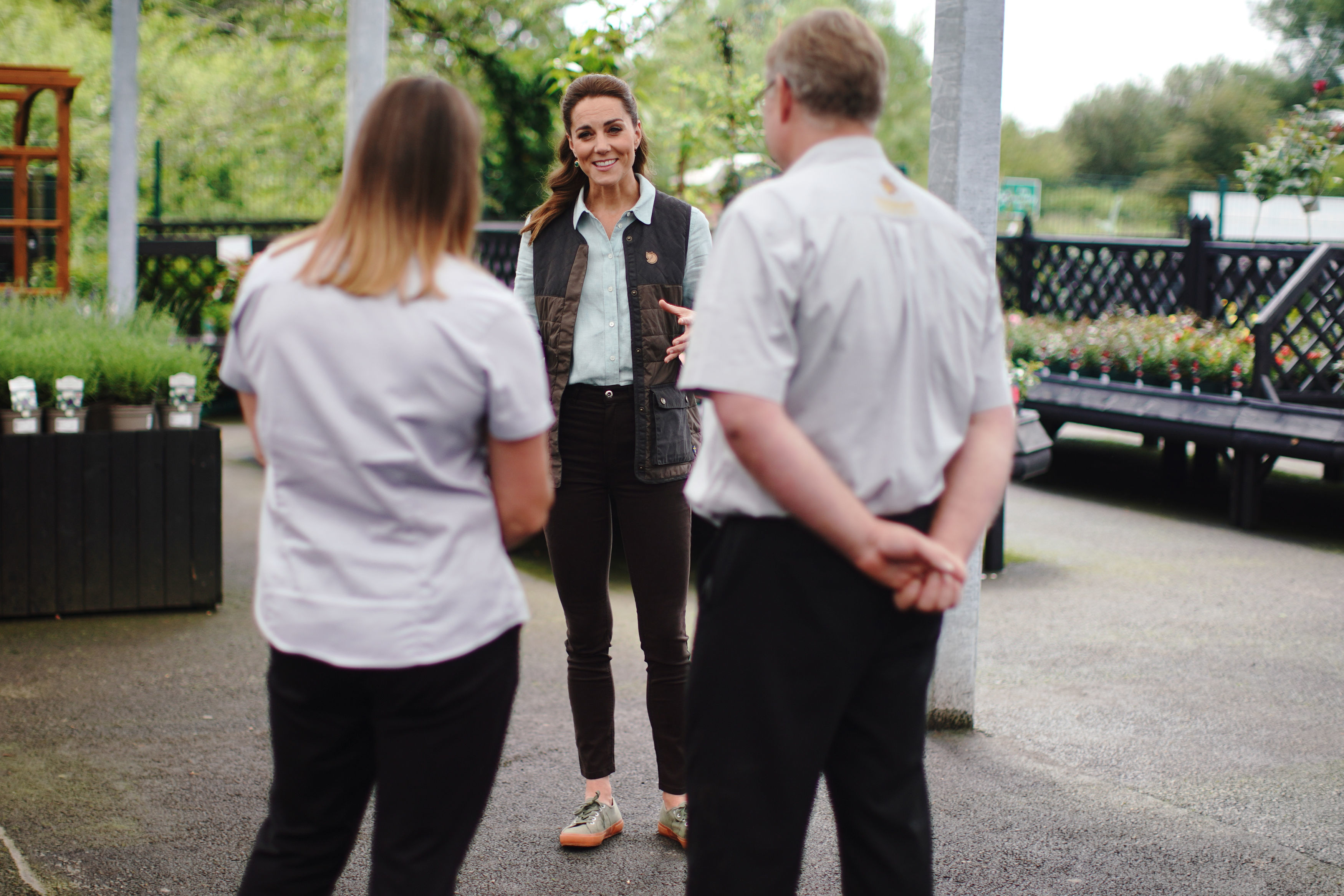 Princesa Catherine hablando con Martin y Jennie Turner, propietarios del Centro de Jardinería de Fakenham, en Norfolk, el 18 de junio de 2020 en Fakenham, Reino Unido | Foto: Getty Images