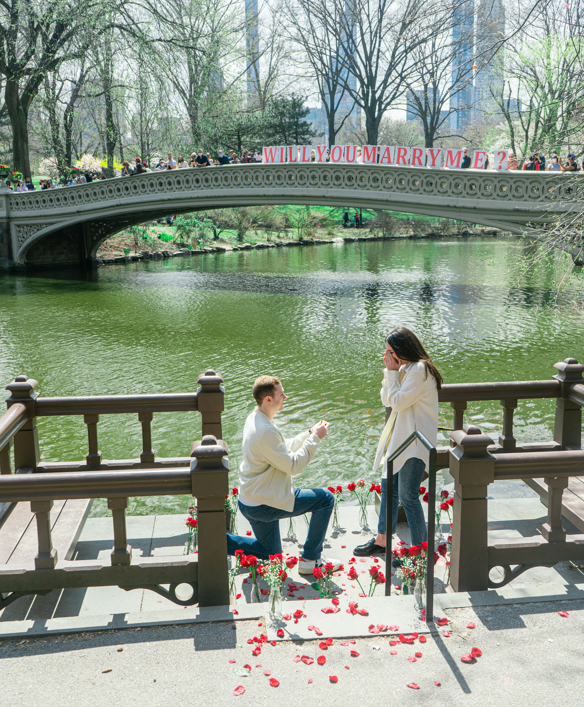 Un hombre pidiéndole matrimonio a una mujer cerca de un lago | Foto: Unsplash