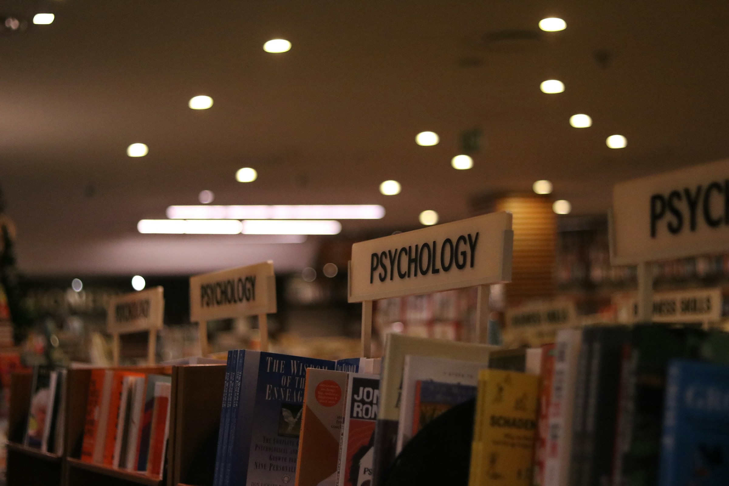 Una hilera de libros de texto de psicología | Foto: Unsplash