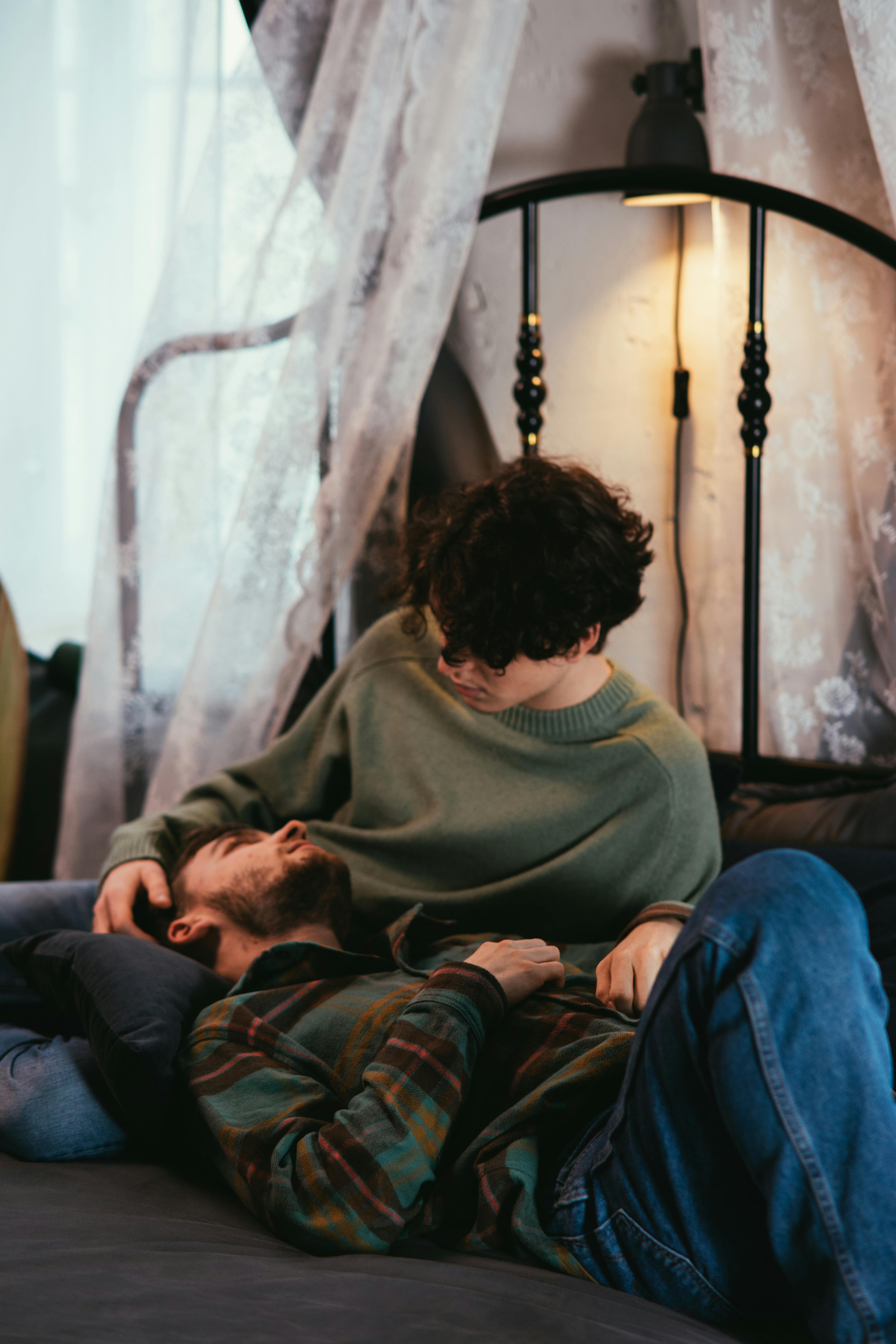 Una pareja habla en la cama | Fuente: Pexels