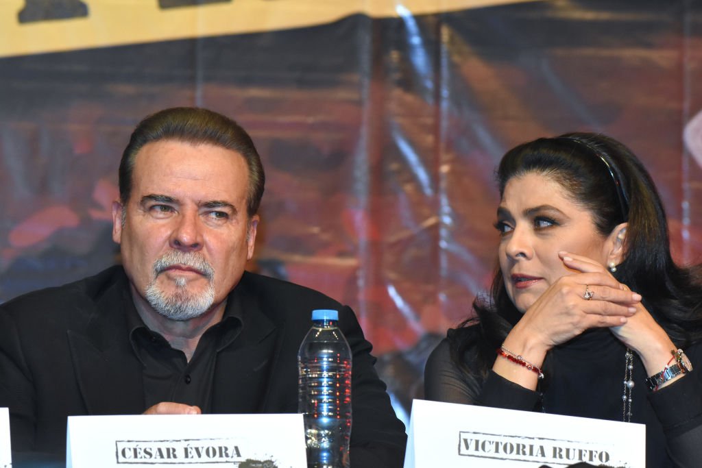 César Évora y Victoria Ruffo durante una rueda de prensa. | Foto: Getty Images