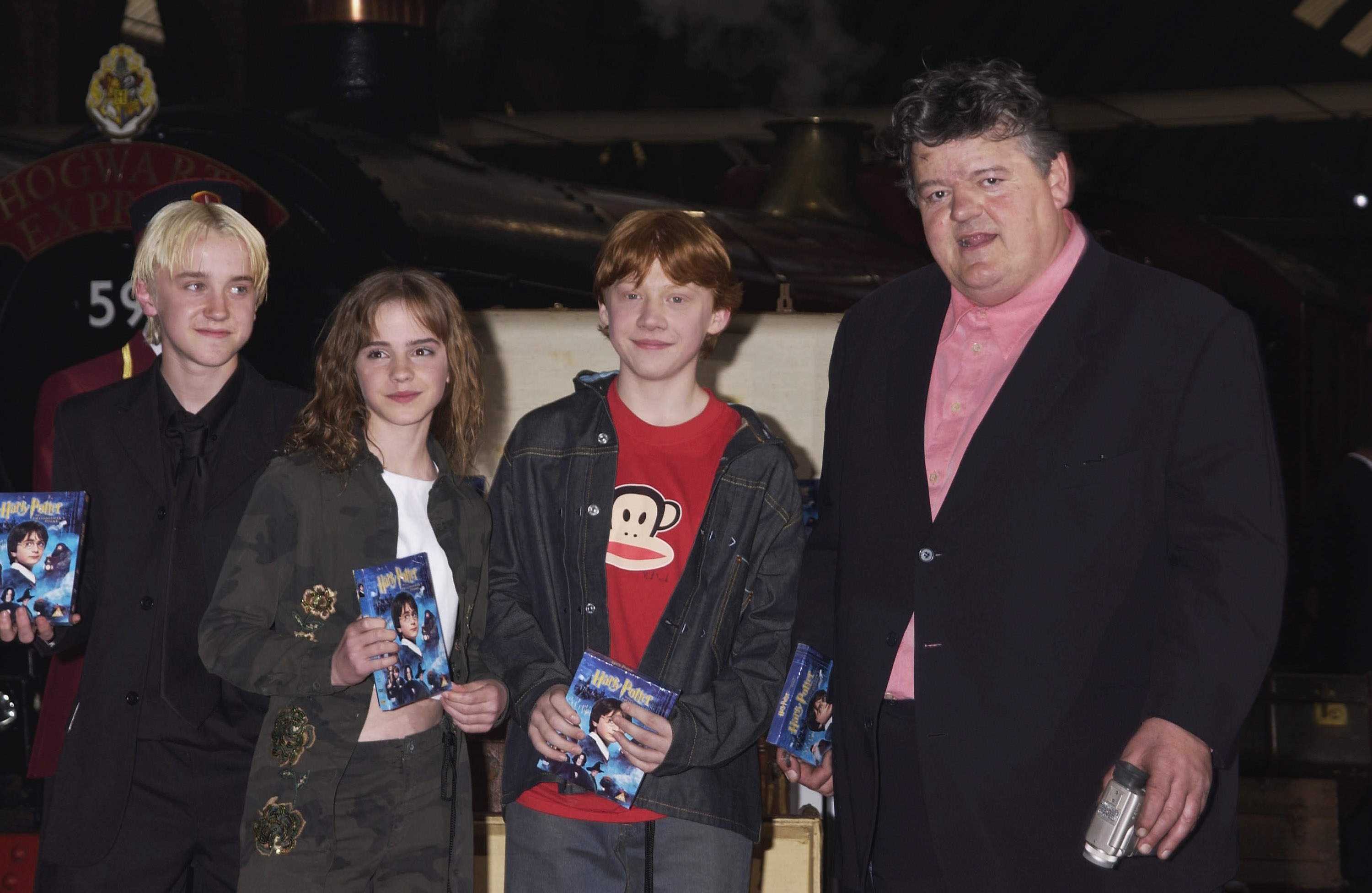 El actor, Emma Watson, Rupert Grint y Robbie Coltrane en la fiesta de presentación del DVD de "Harry Potter and The Philosopher's Stone", el 8 de mayo de 2002, en Londres, Inglaterra | Fuente: Getty Images