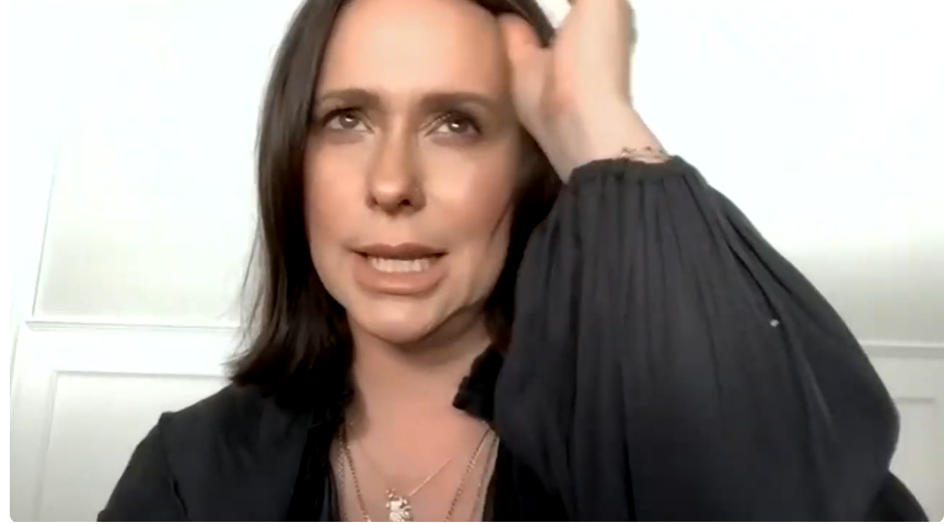 Jennifer Love Hewitt habla en su entrevista en el podcast sobre el impacto emocional de las críticas en Internet y la presión de tener que preocuparse por la opinión pública. | Fuente: YouTube/Inside of You with Michael Rosenbaum