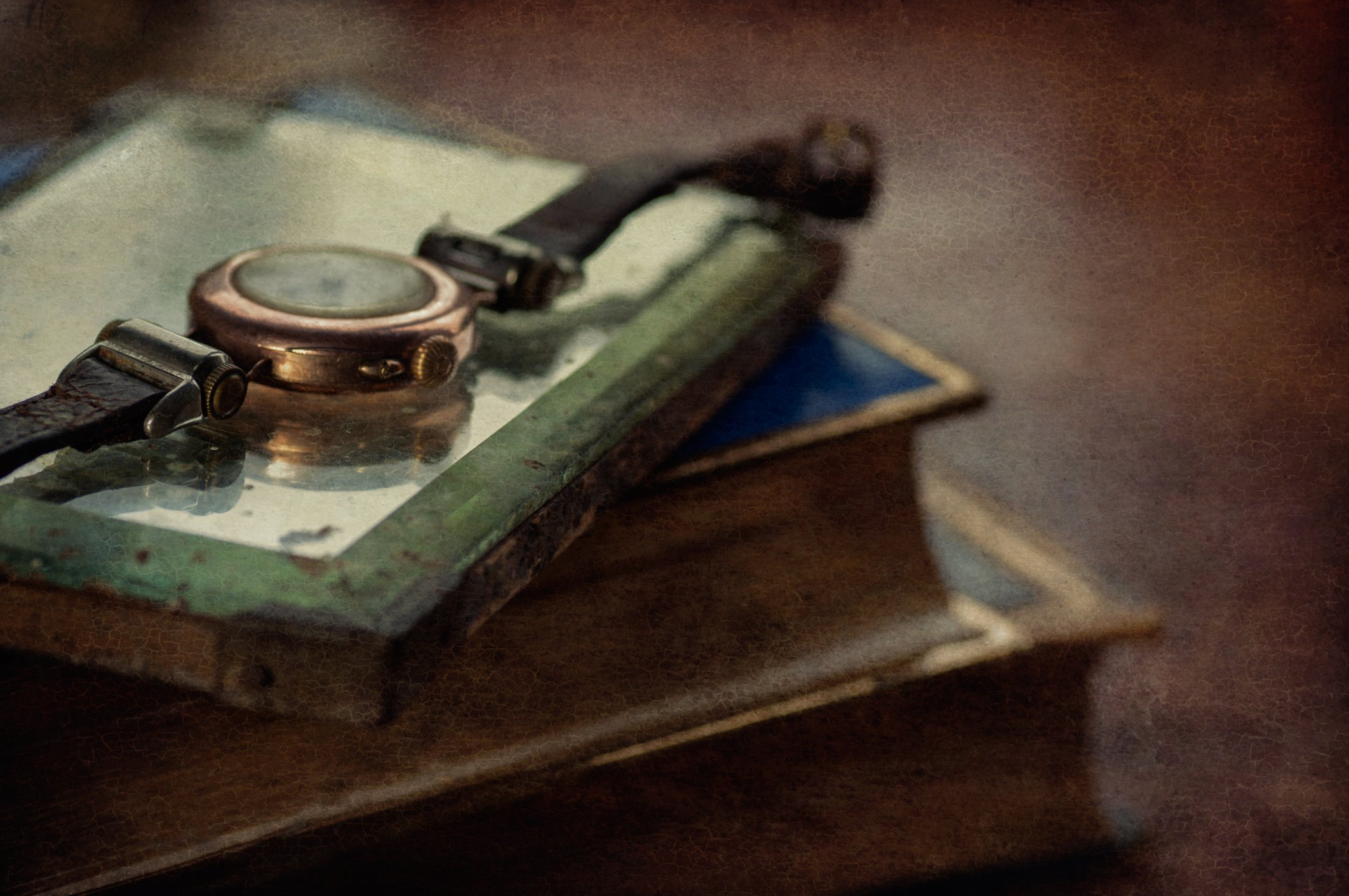 Un reloj antiguo sobre unos libros. | Foto: Getty Images