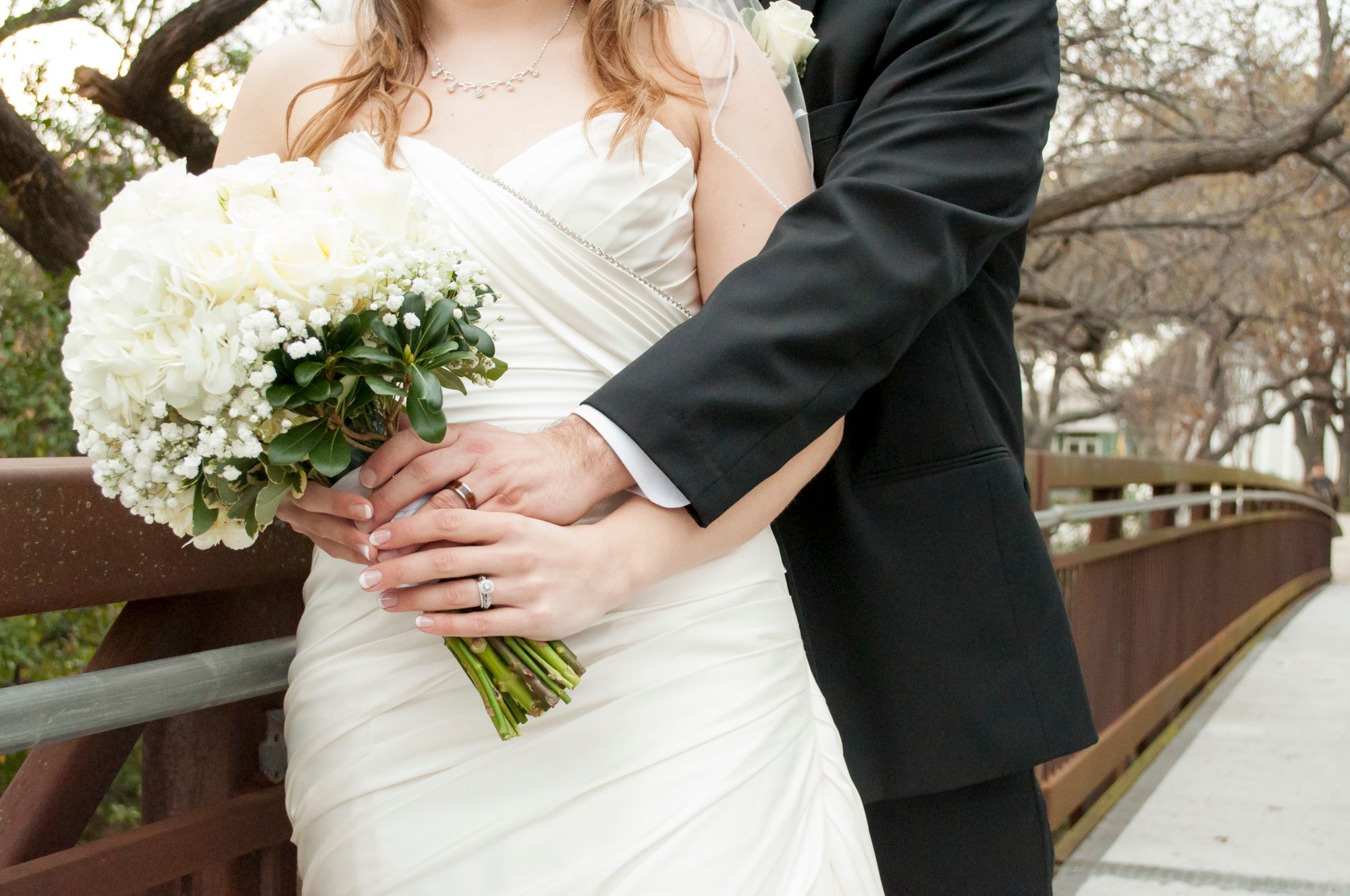 Los novios abrazándose | Fuente: Pexels