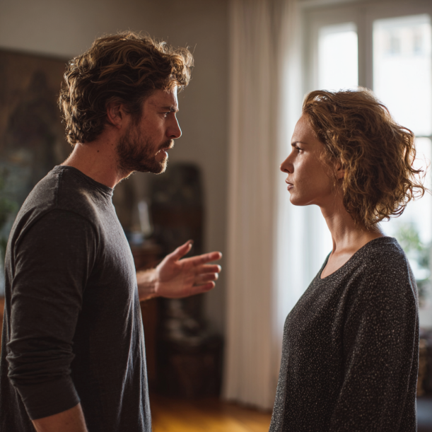 Una pareja discutiendo | Fuente: Midjourney