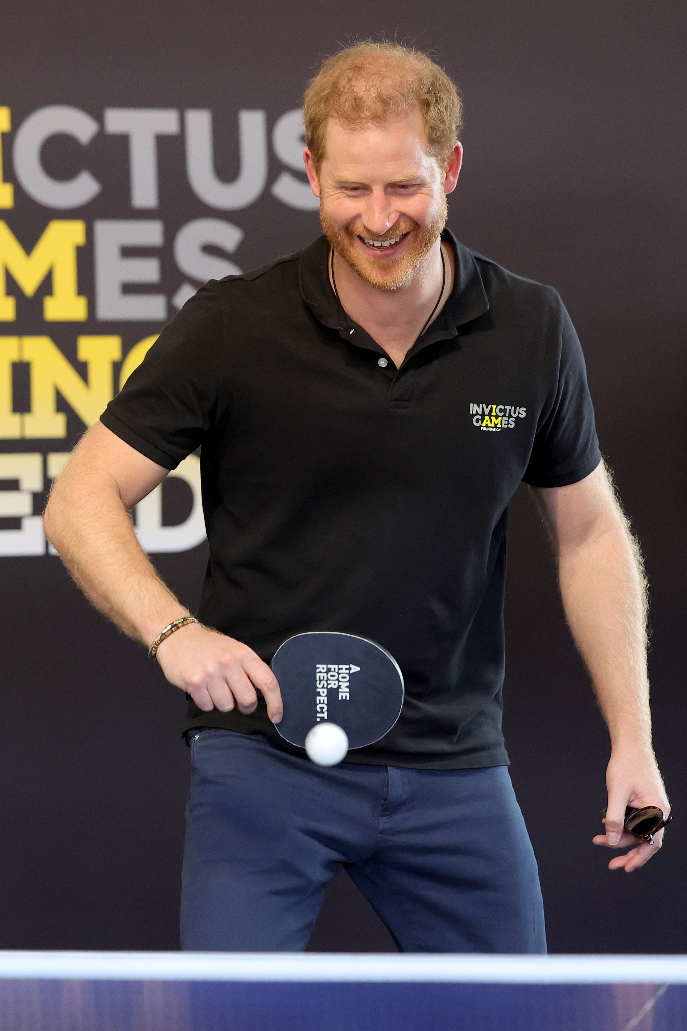 El príncipe Harry, duque de Sussex, juega tenis de mesa en los Invictus Games The Hague 2020 en Zuiderpark el 19 de abril de 2022 en La Haya, Países Bajos. | Foto: Getty Images