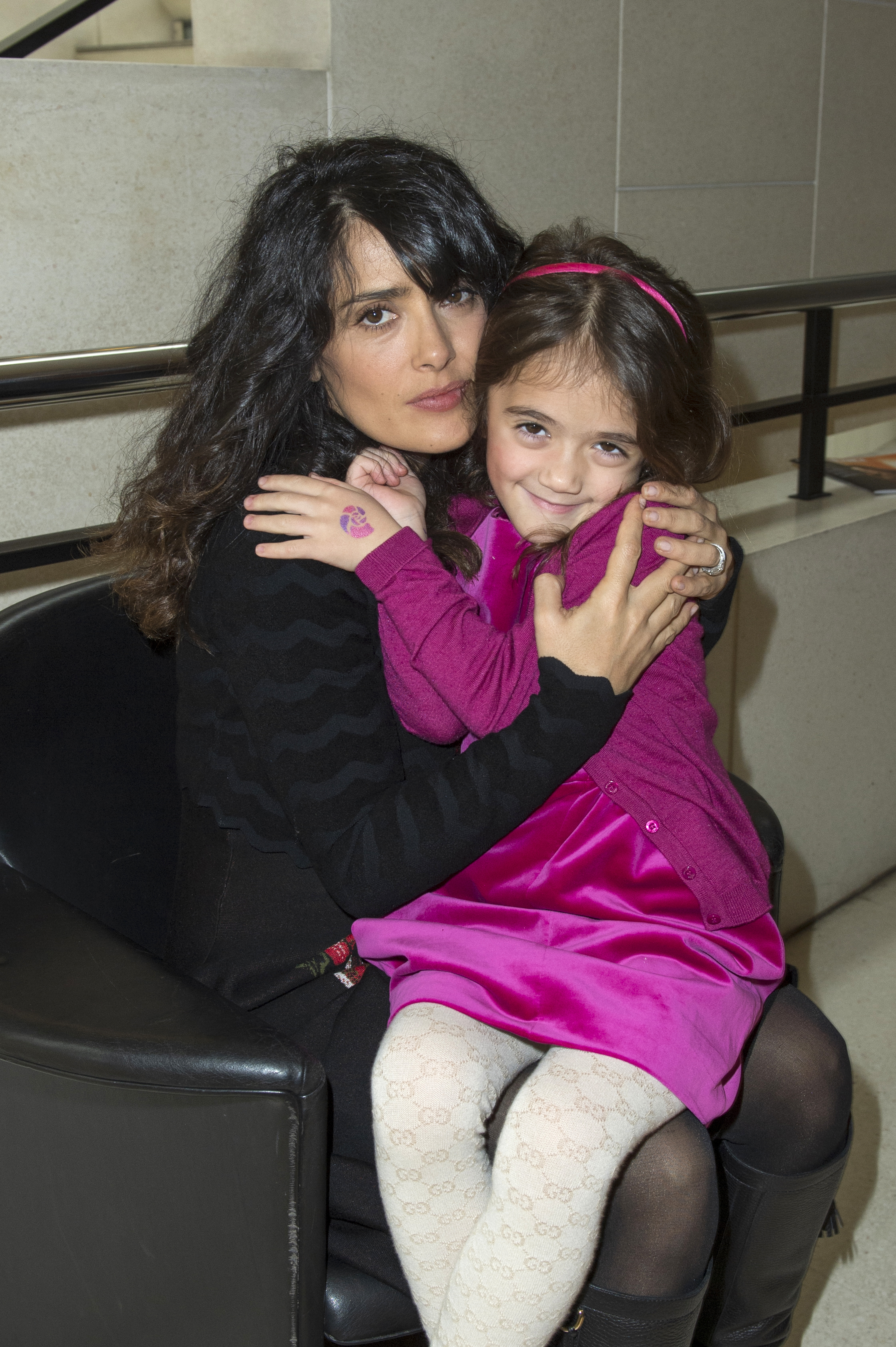 Salma Hayek y Valentina Paloma Pinault asisten al Ballet Don Quijote organizado por la Asociación 'Reve d'Enfants' y AROP en la Ópera de la Bastilla el 9 de diciembre de 2012 en París, Francia.