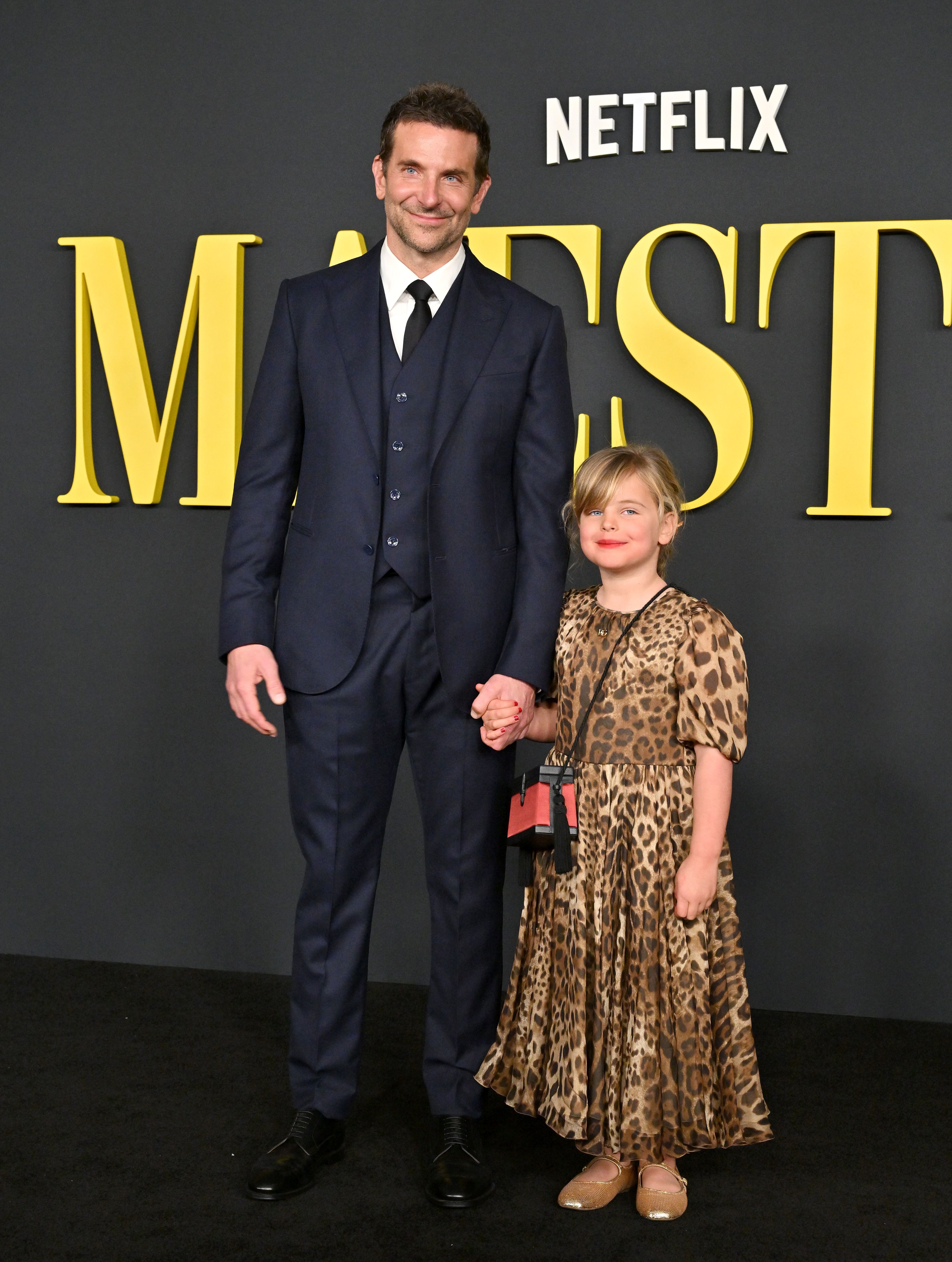 Bradley Cooper y Lea De Seine Shayk Cooper durante el "Maestro" de Netflix Photo Call de Los Ángeles en el Academy Museum of Motion Pictures el 12 de diciembre de 2023, en Los Ángeles, California. | Foto: Getty Images