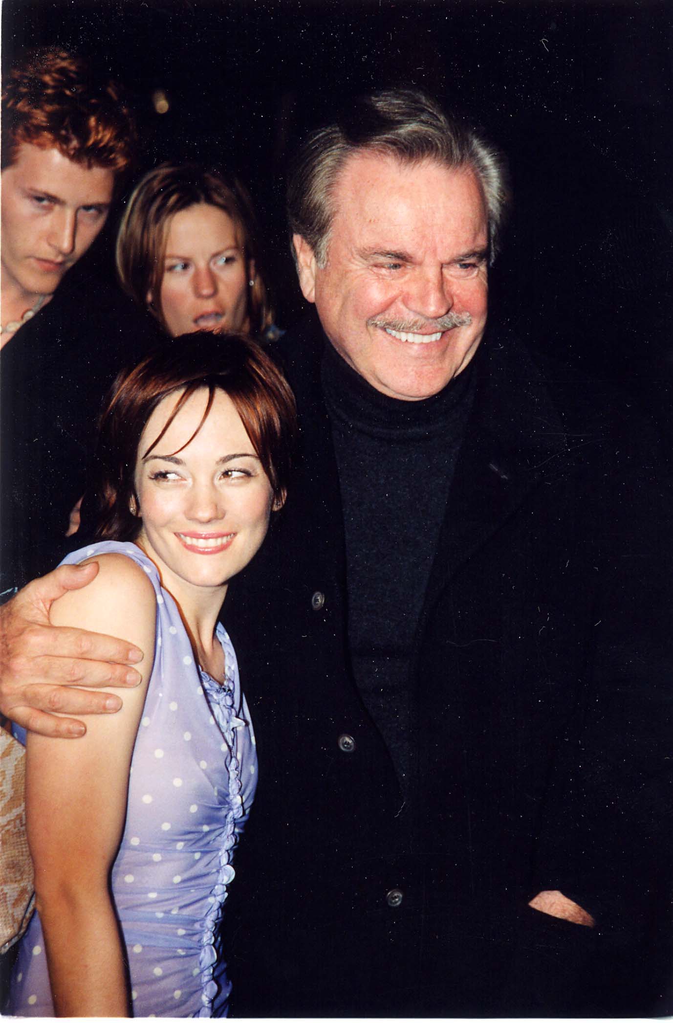 Natasha Gregson y Robert Wagner durante el estreno de "Alta Fidelidad" en el Teatro El Capitán de Hollywood, California, el 28 de marzo de 2000. | Fuente: Getty Images