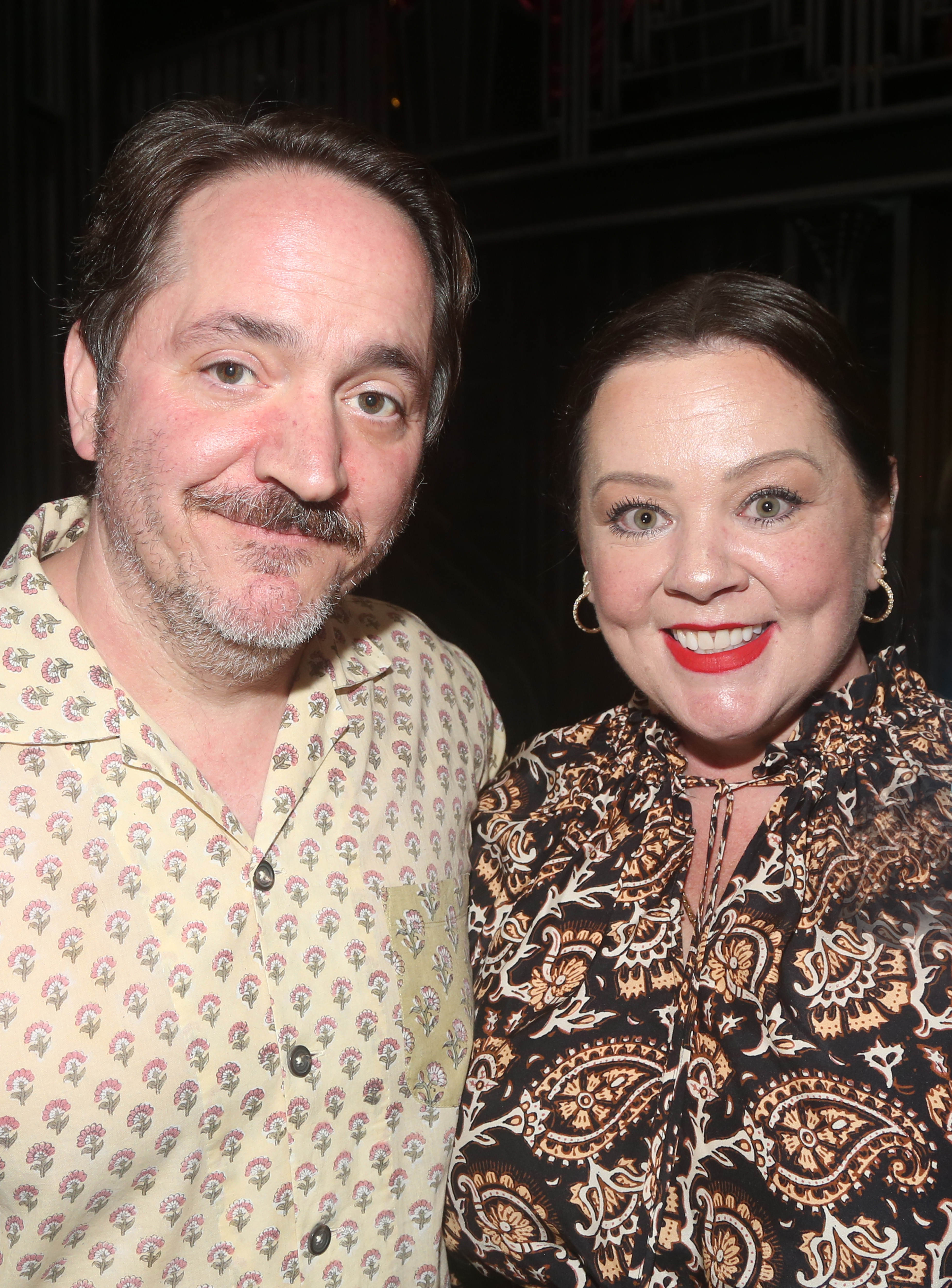 Ben Falcone y Melissa McCarthy posan entre bastidores en el musical de Broadway "Some Like it Hot!", el 9 de julio de 2023, en Nueva York. | Foto: Getty Images