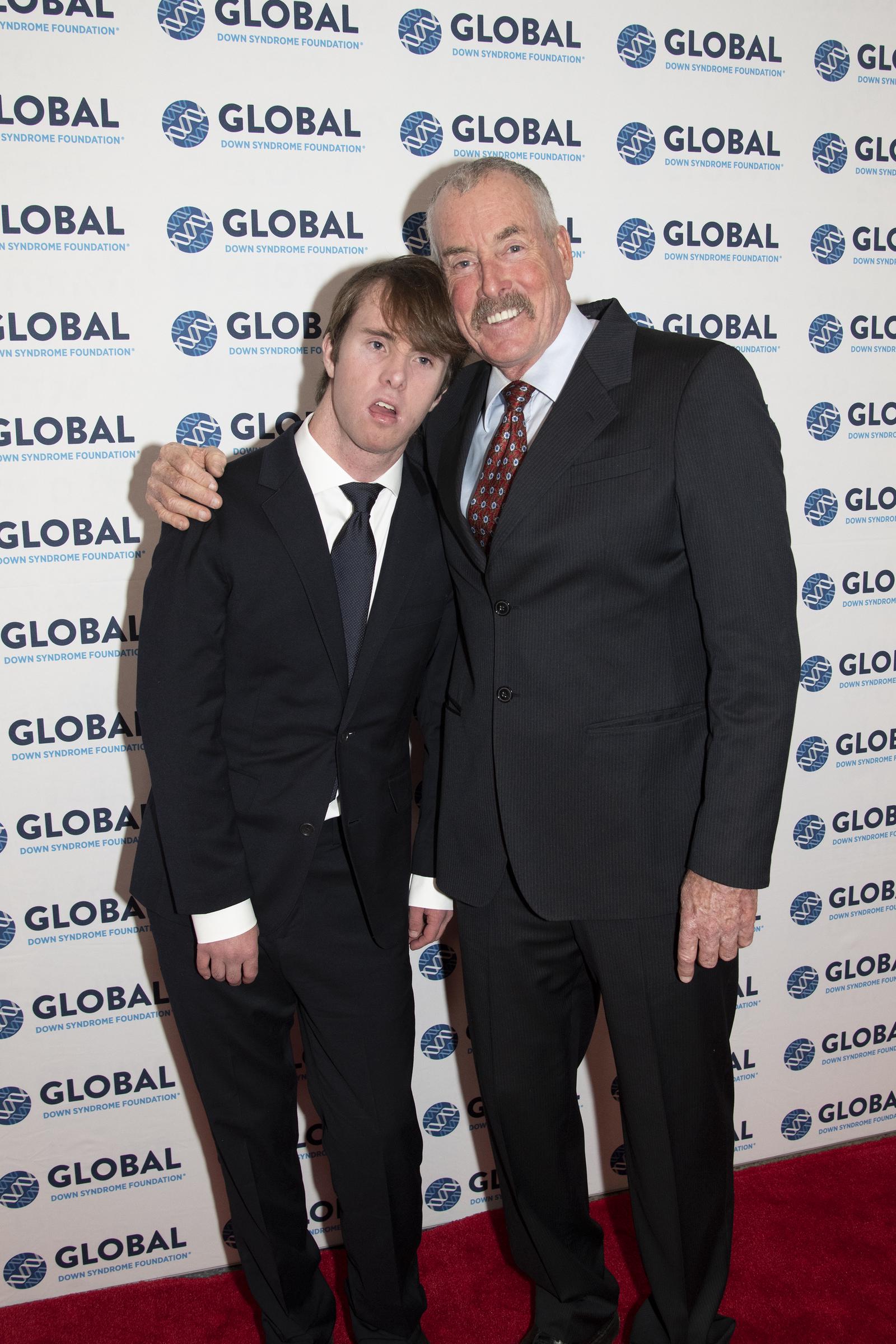 Max y John C. McGinley en el 14º desfile de moda anual Be Beautiful Be Yourself de la Global Down Syndrome Foundation el 12 de noviembre de 2022, en Denver, Colorado | Fuente: Getty Images