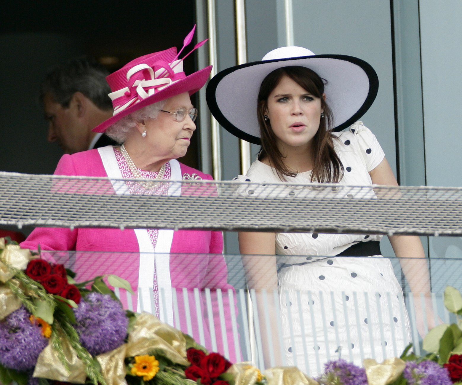 La reina Elizabeth II y la princesa Eugenie en el balcón del palco real mientras asisten al Derby Day el 4 de junio de 2011, en Epsom, Inglaterra. | Foto: Getty Images