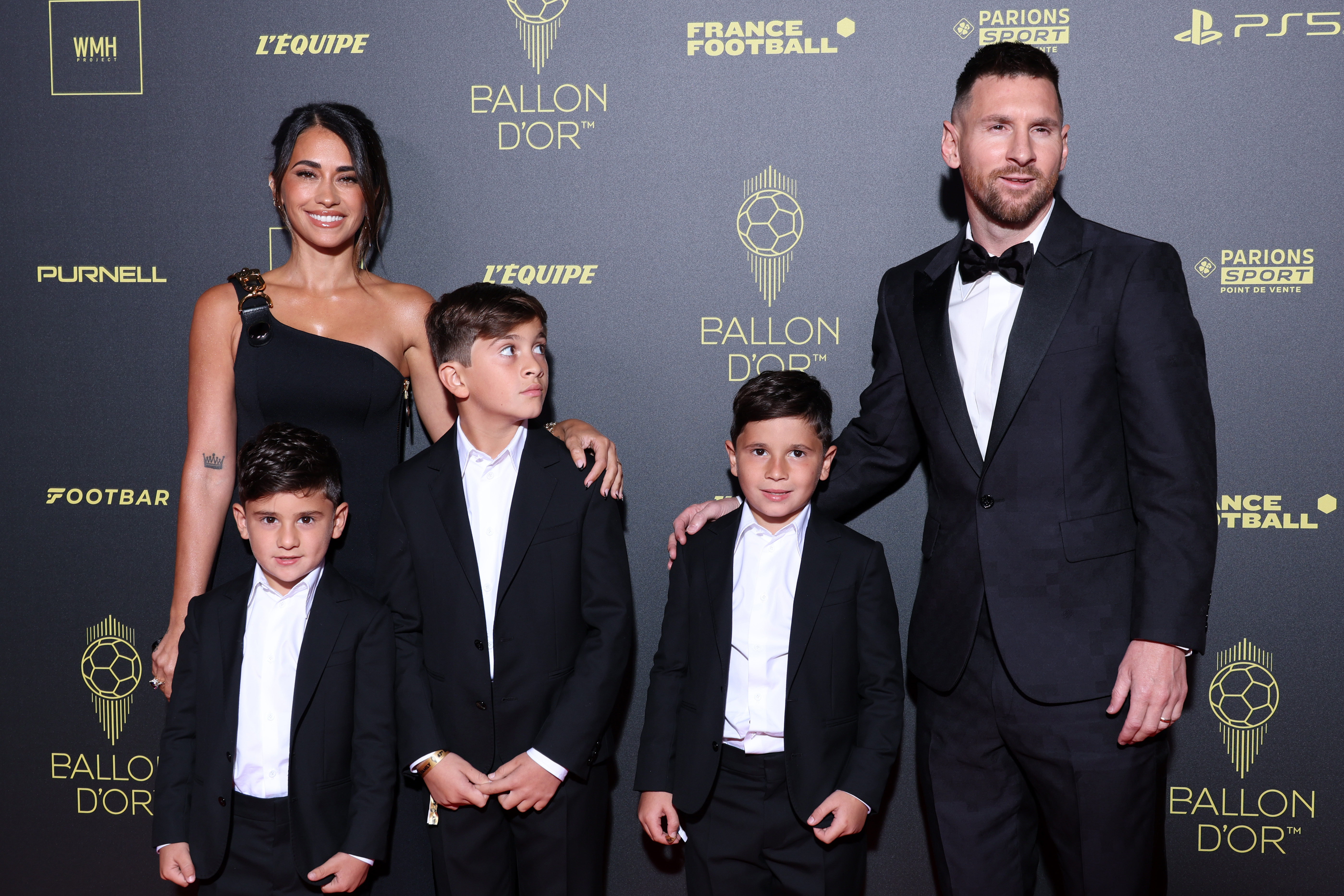 Antonela Roccuzzo y Lionel Messi junto a sus hijos Thiago, Mateo y Ciro en la sesión fotográfica de la 67ª entrega del Balón de Oro en el Teatro Châtelet el 30 de octubre de 2023 en París, Francia. | Fuente: Getty Images