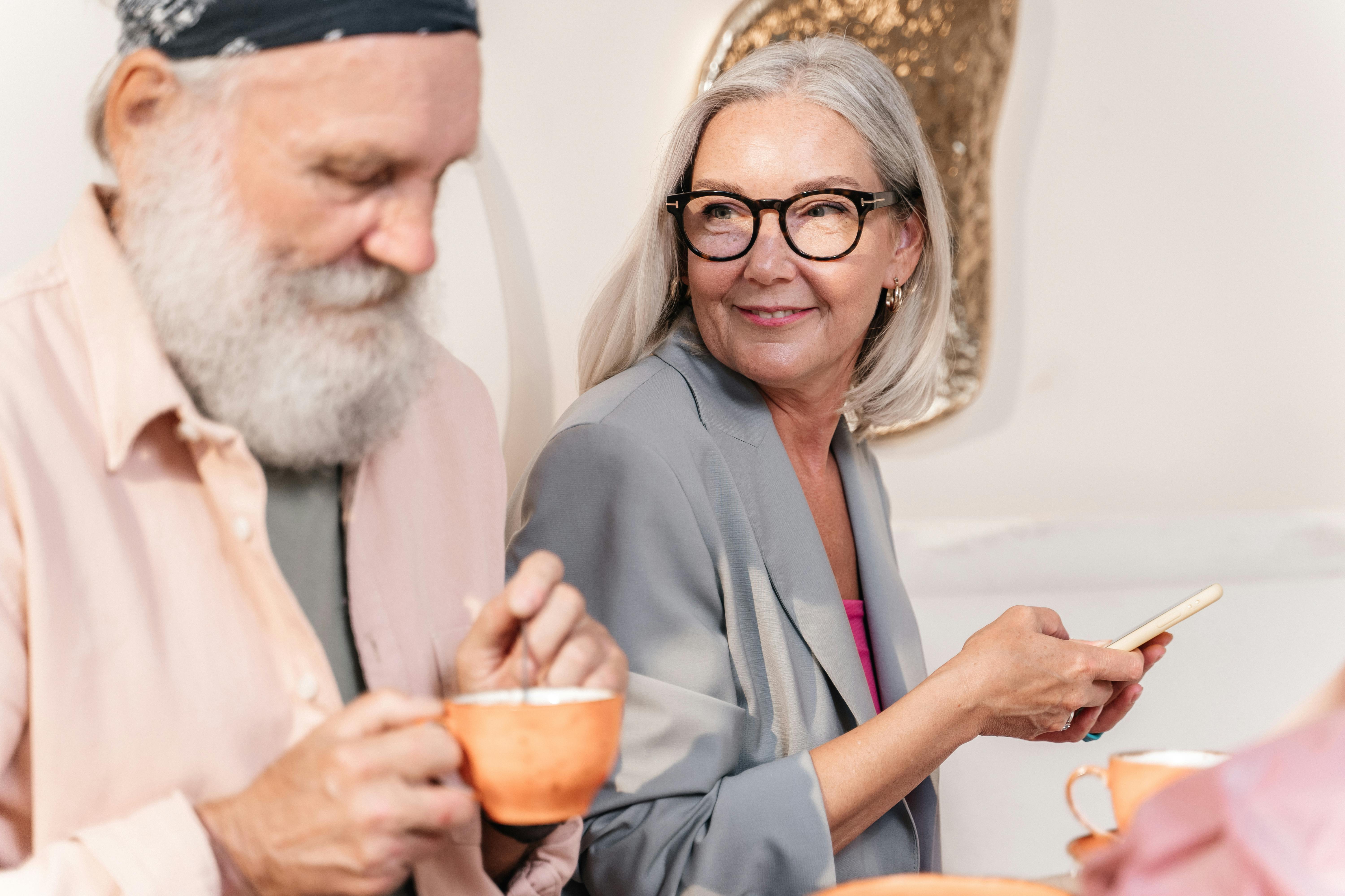 Una pareja de ancianos disfrutando de bebidas calientes | Fuente: Pexels