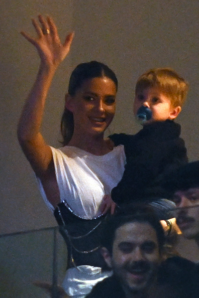 La actriz, cantante y modelo argentina María Eugenia Suárez, más conocida como la China Suárez, y su hijo Amancio Vicuña asistieron al concierto de la cantante argentina Lali en el Antel Arena, en Montevideo, el 13 de agosto de 2022. | Fuente: Getty Images