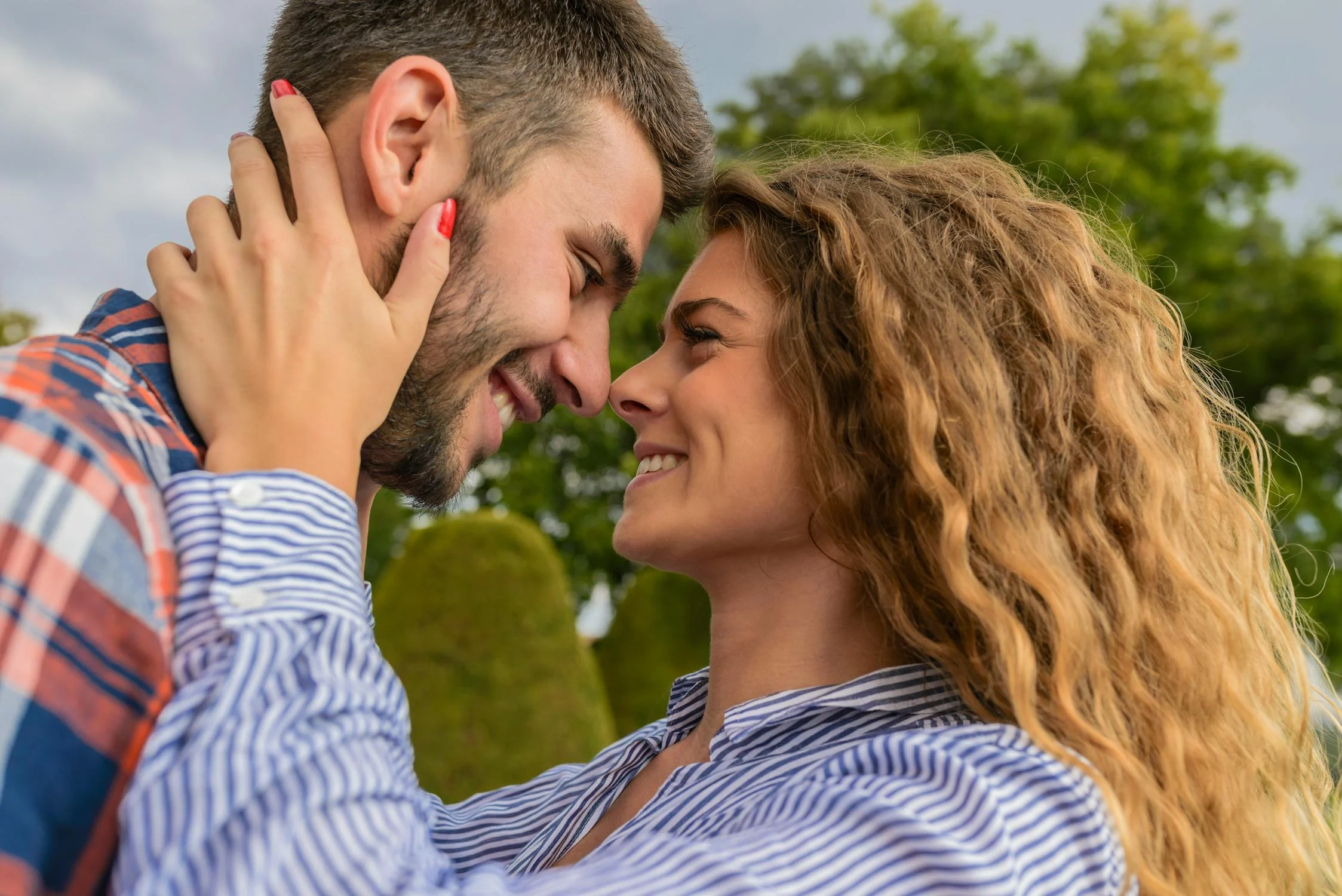 Una pareja feliz mirándose | Fuente: Pexels