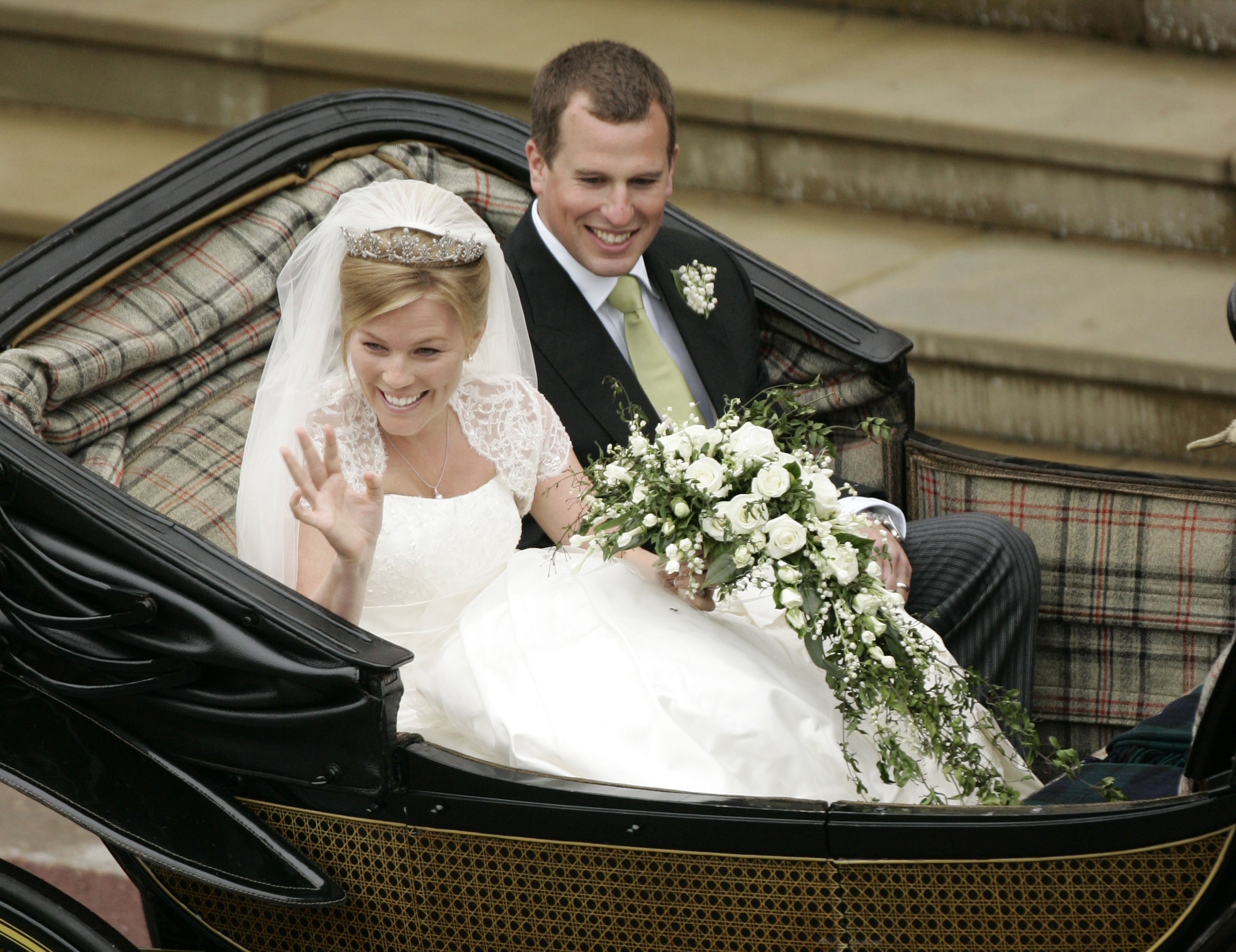 Autumn Kelly y Peter Phillips saliendo de la Capilla de San Jorge en un coche de caballos tras su ceremonia nupcial el 17 de mayo de 2008 en Windsor, Inglaterra | Fuente: Getty Images