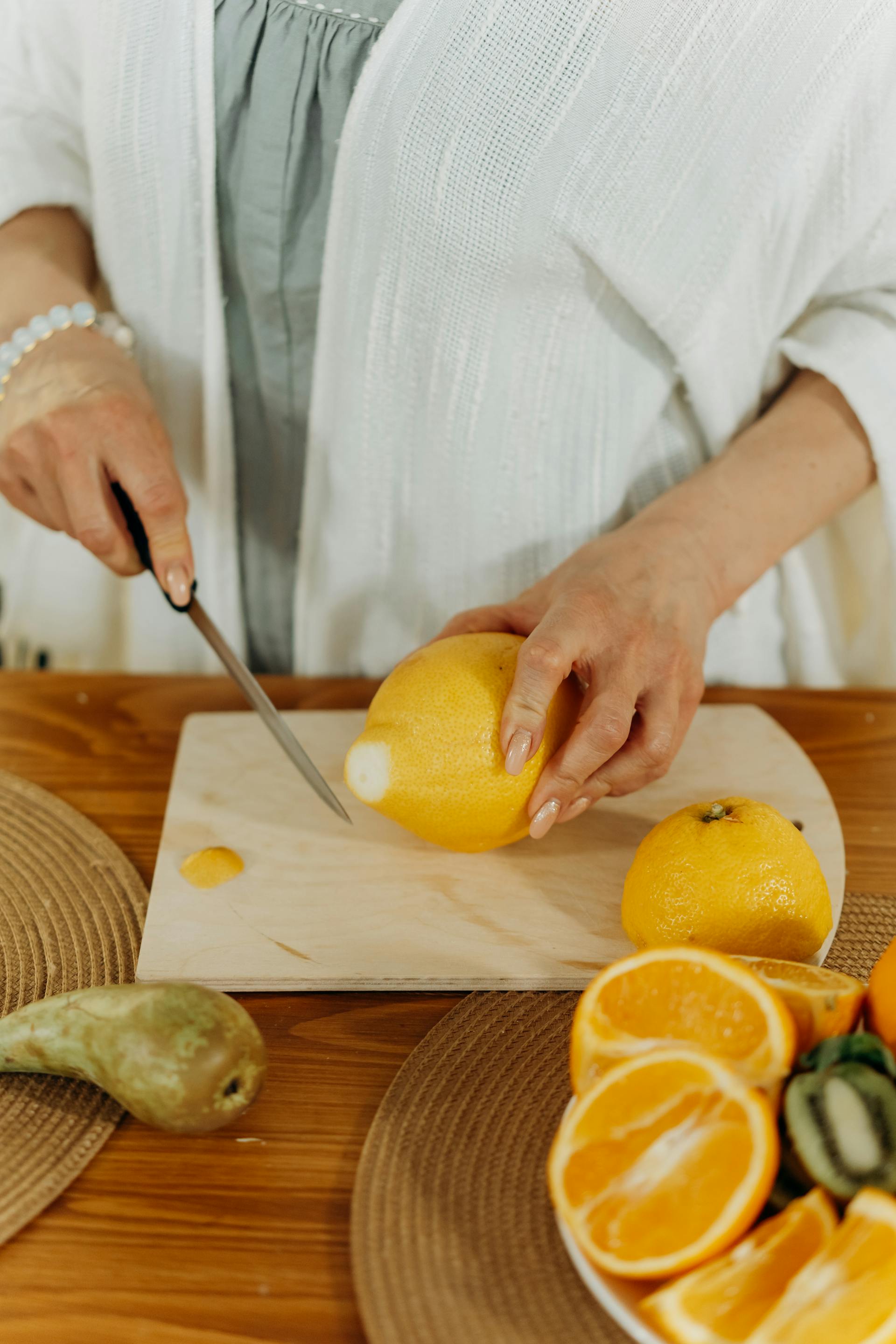 Una persona cortando naranjas | Fuente: Pexels