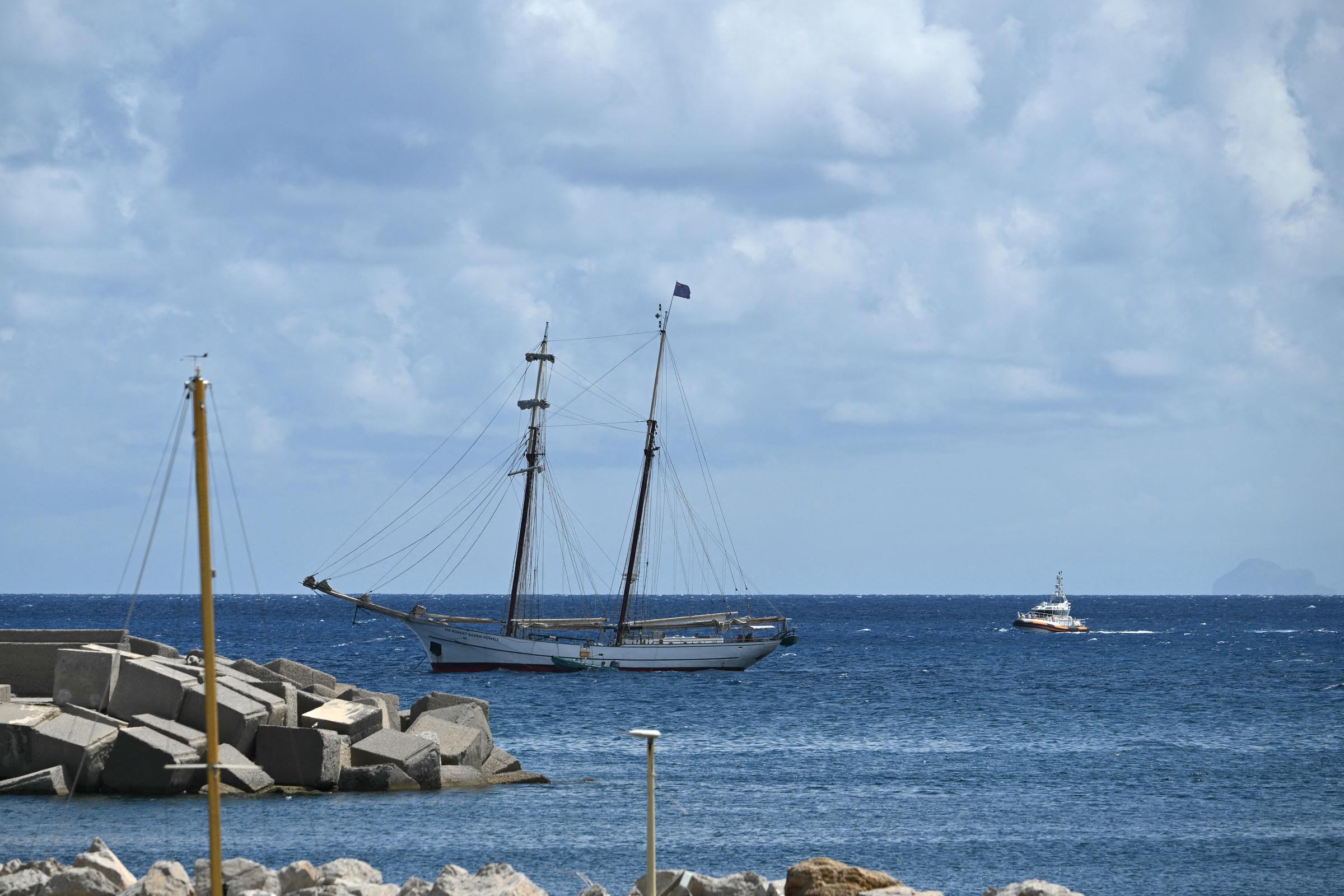 Foto de otro barco llamado Sir Robert Baden Powell en el mismo lugar donde se hundió el superyate Bayesian, en Porticello, cerca de Palermo, tomada el 20 de agosto de 2024 | Fuente: Getty Images