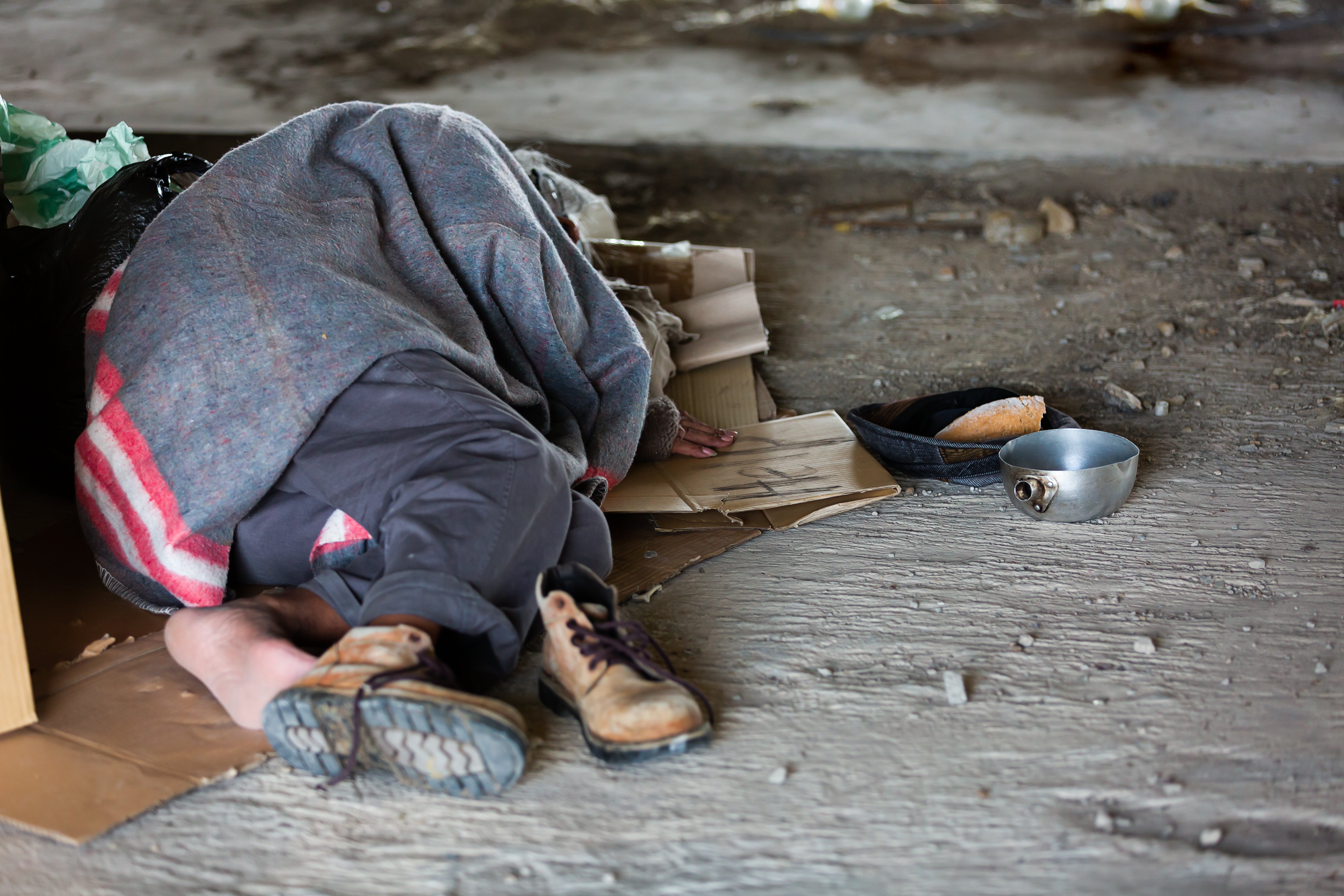 Hombre sin hogar durmiendo en edificio abandonado. | Foto: Shutterstock