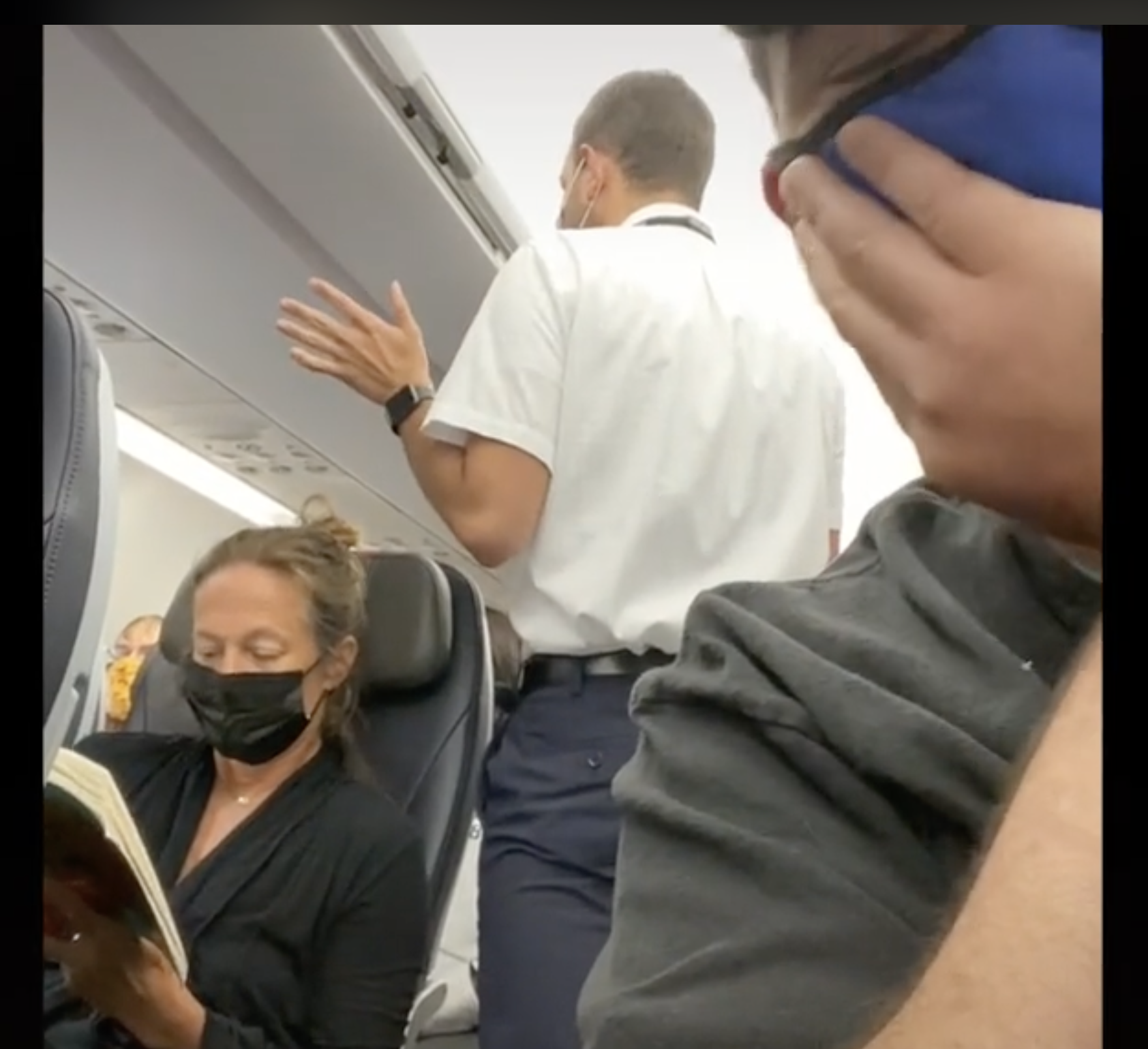 Auxiliar de vuelo hablando con un pasajero | Foto: tiktok.com/@brentunderwood