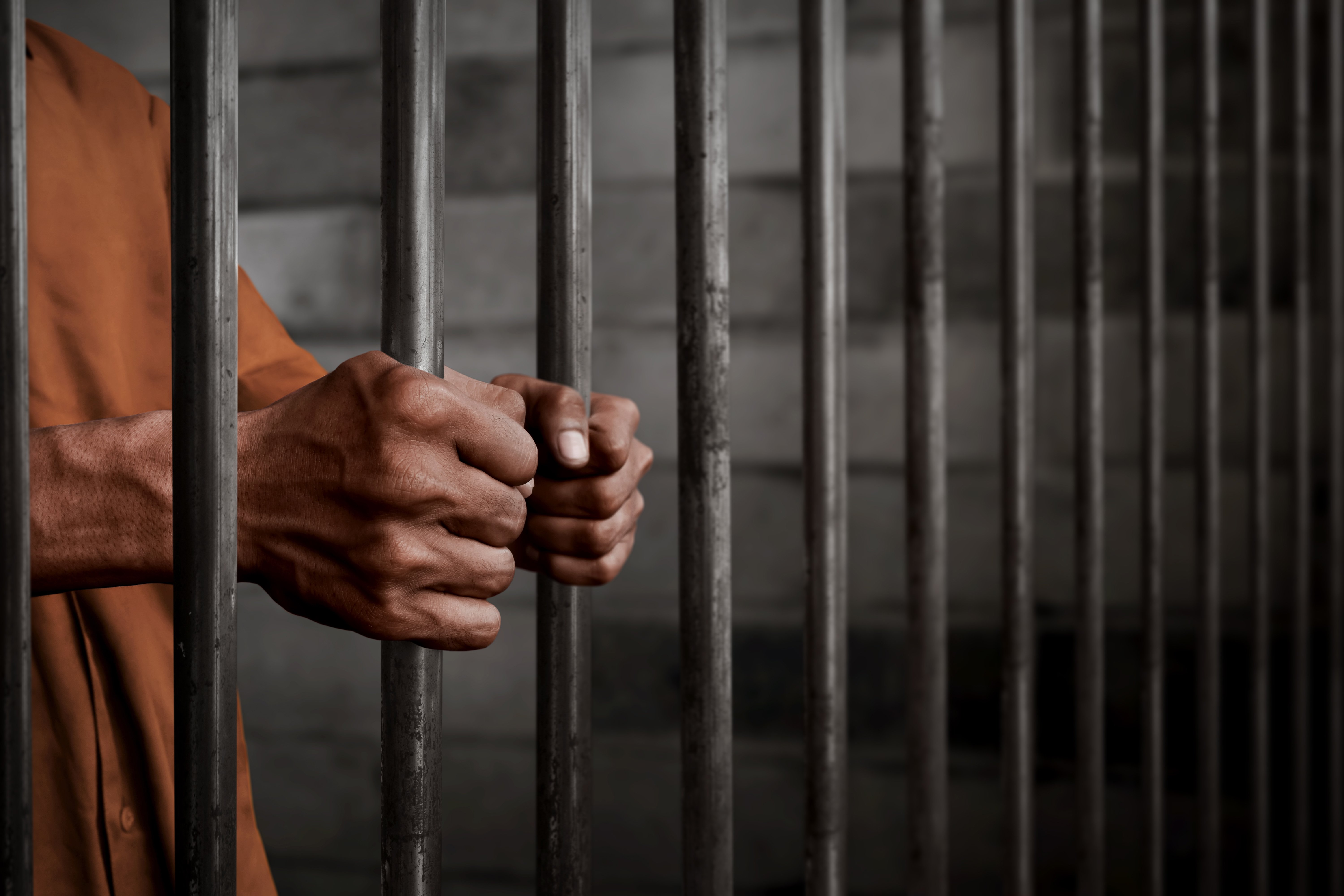 Un hombre detrás de las barras de una prisión. | Foto: Shutterstock