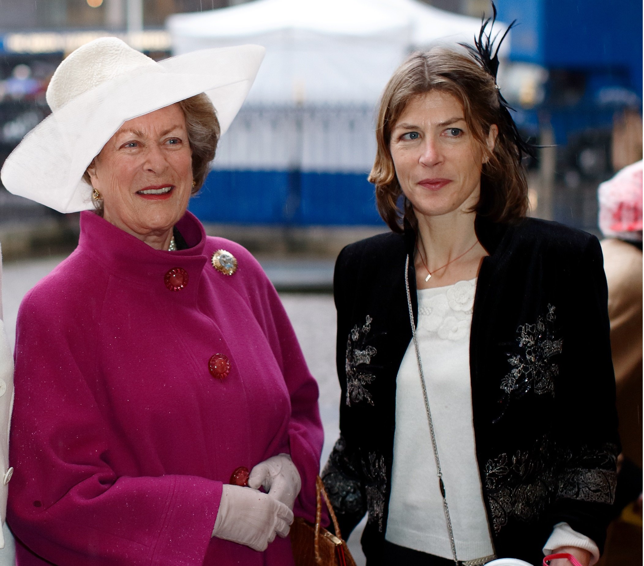Lady Pamela Hicks y Edwina Brudenell en Londres en noviembre de 2007. | Foto: Getty Images