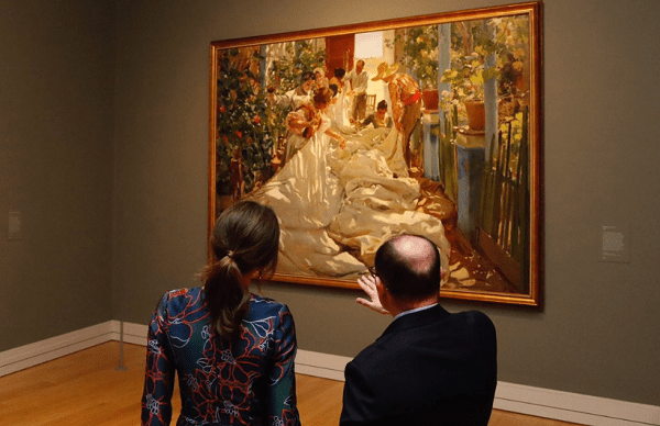 Letizia admirando las obras del pinto español-Imagen tomada de Twitter @CasaReal