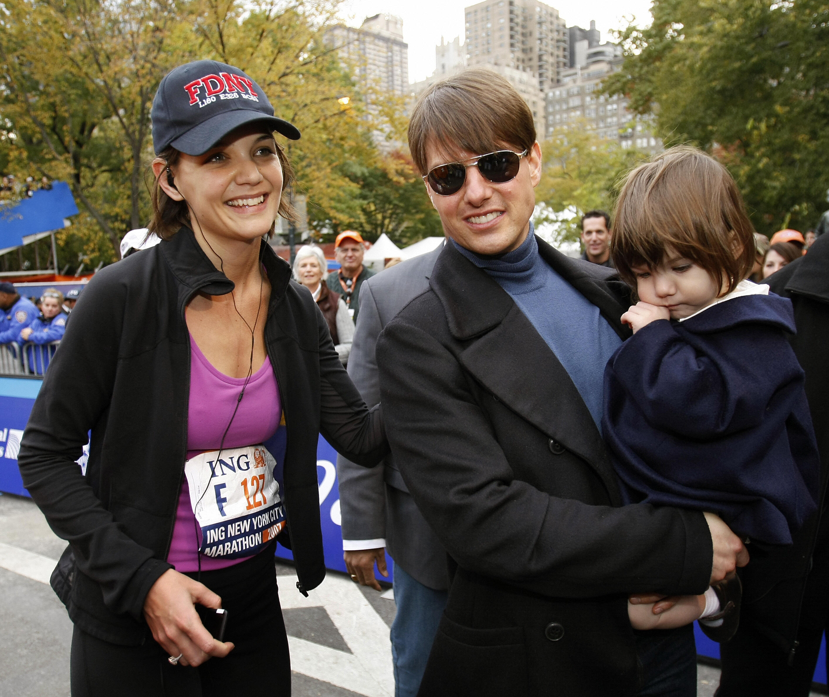 Tom Cruise, Suri Cruise y Katie Holmes en Nueva York, el 4 de noviembre de 2007. | Foto: Getty Images