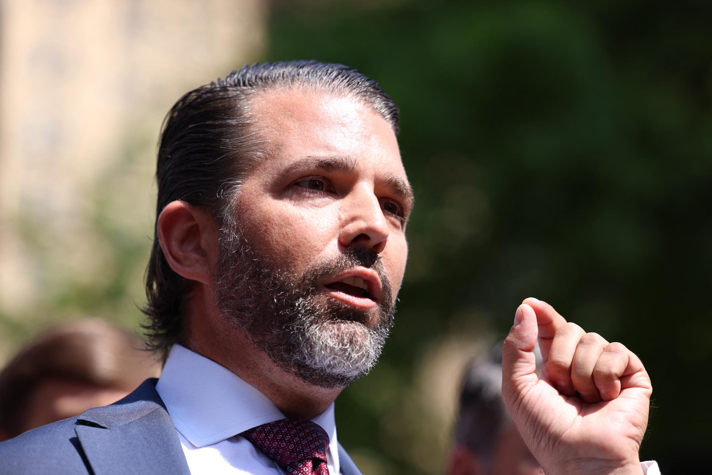 Donald Trump Jr. dirigiéndose a los medios de comunicación a las puertas del Tribunal Penal de Manhattan, en Nueva York, el 21 de mayo de 2024. | Fuente: Getty Images