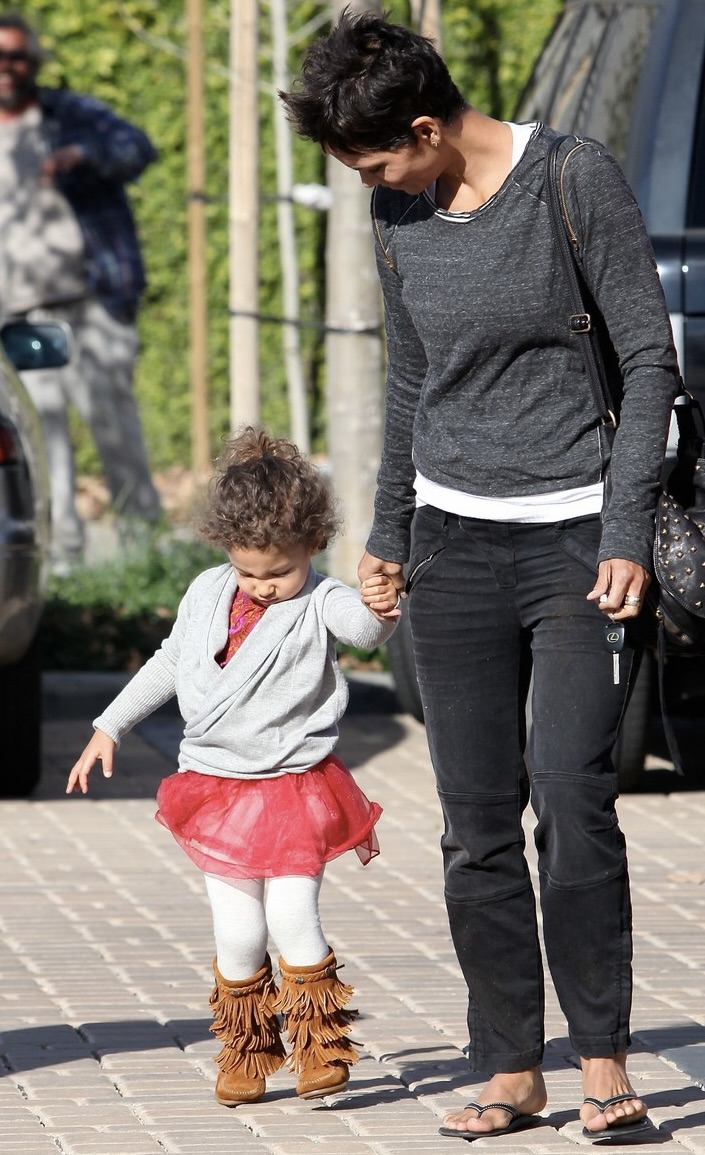 Halle Berry tomó de la mano a la pequeña Nahla durante una salida informal; su hija llevaba un tutú rojo y unas botas con flecos: una imagen entrañable de su primera infancia, antes de que la actriz empezara a hacer campaña a favor de una mayor protección frente a los paparazzi. | Fuente: Getty Images.