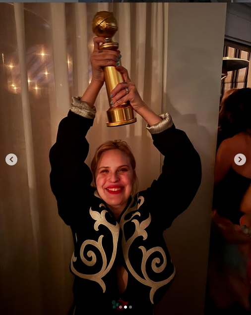 Tallulah Willis posa con el trofeo de Demi Moore tras la victoria de su madre en los Golden Globes de 2025, de un post fechado el 5 de enero de 2025 | Fuente: Instagram/buuski