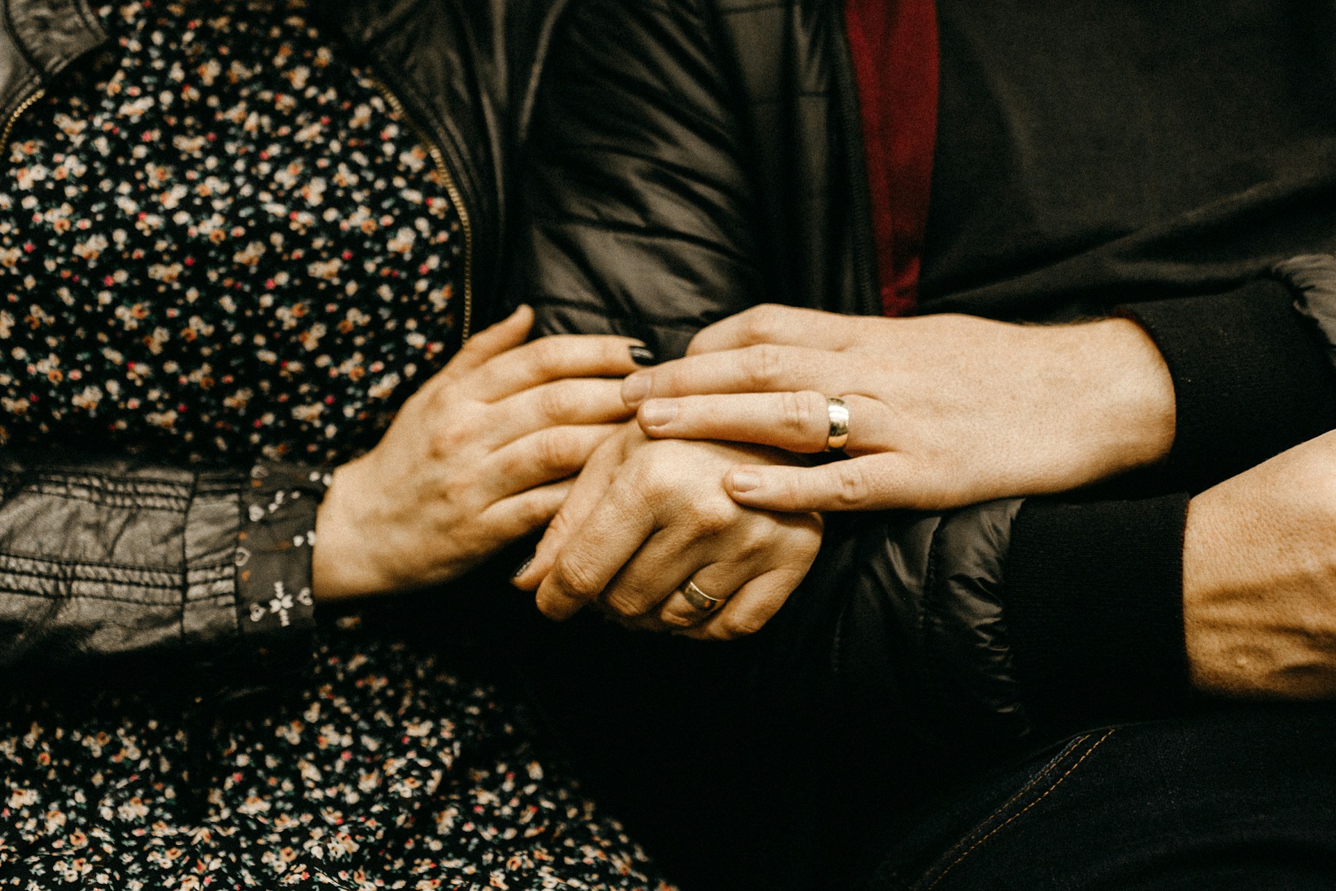 Primer plano de un hombre consolando a su pareja | Fuente: Unsplash
