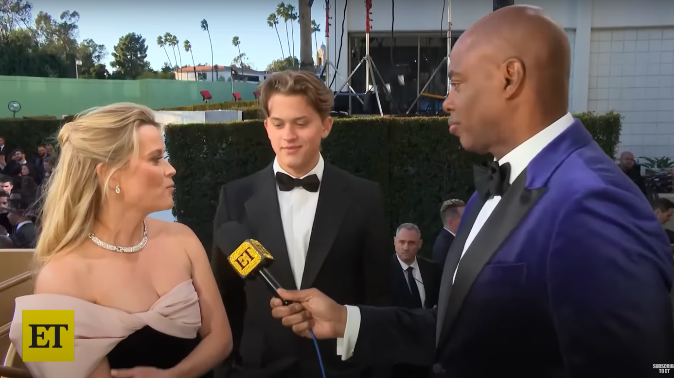 Reese Witherspoon y Deacon Phillippe charlando con Kevin Frazier de ET en los Globos de Oro, publicado el 8 de enero de 2024 | Fuente: YouTube/Entertainment Tonight