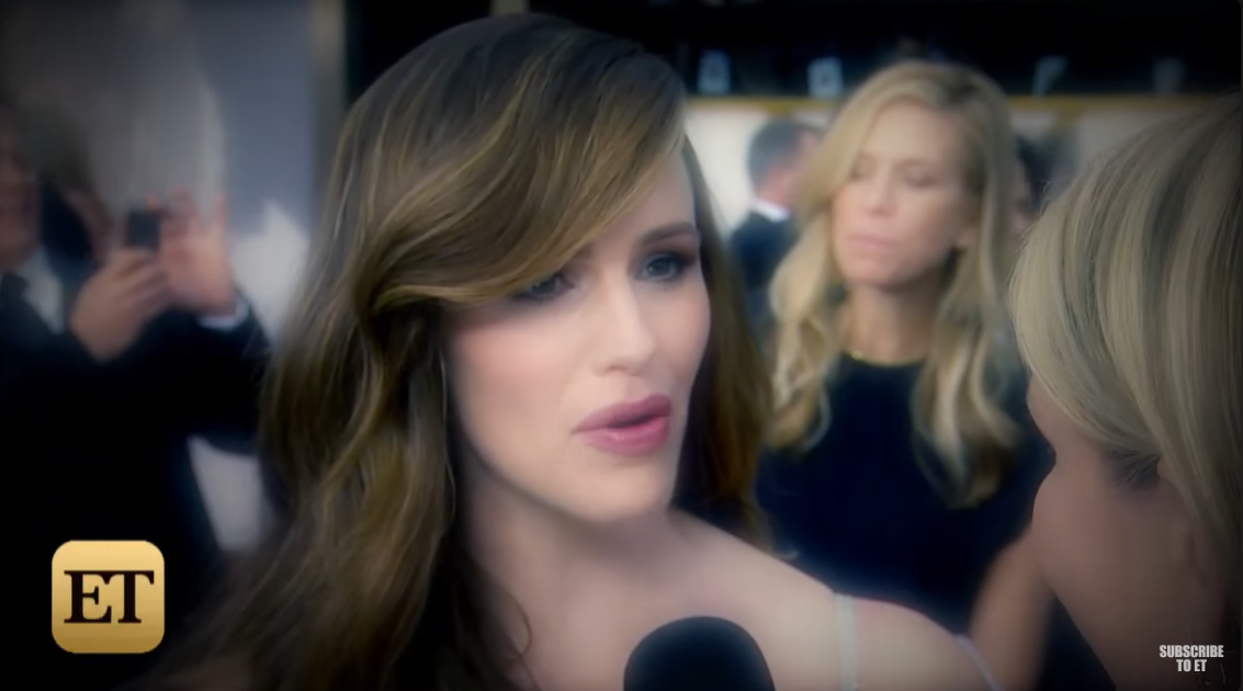 Captura de pantalla de Jennifer Garner siendo entrevistada por un periodista | Fuente: YouTube/EntertainmentTonight