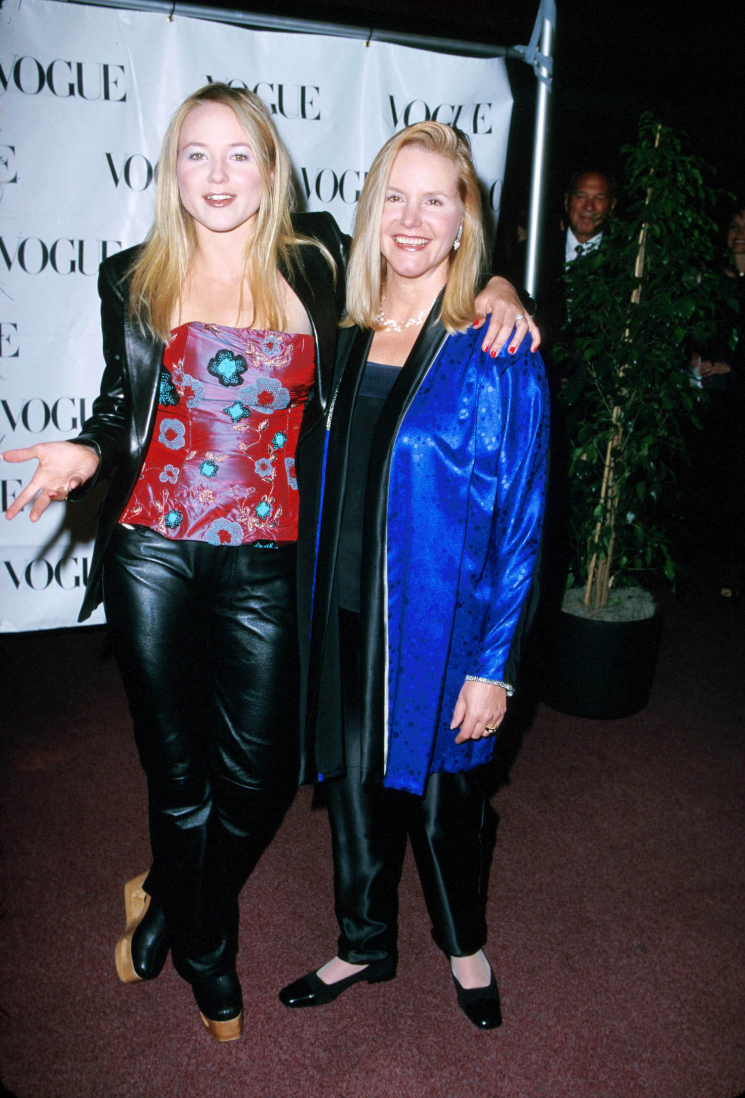 Jewel y Lenedra Caroll durante la conferencia de prensa de Higher Ground for Humanity en Hollywood, California, el 25 de abril de 1999. | Fuente: Getty Images