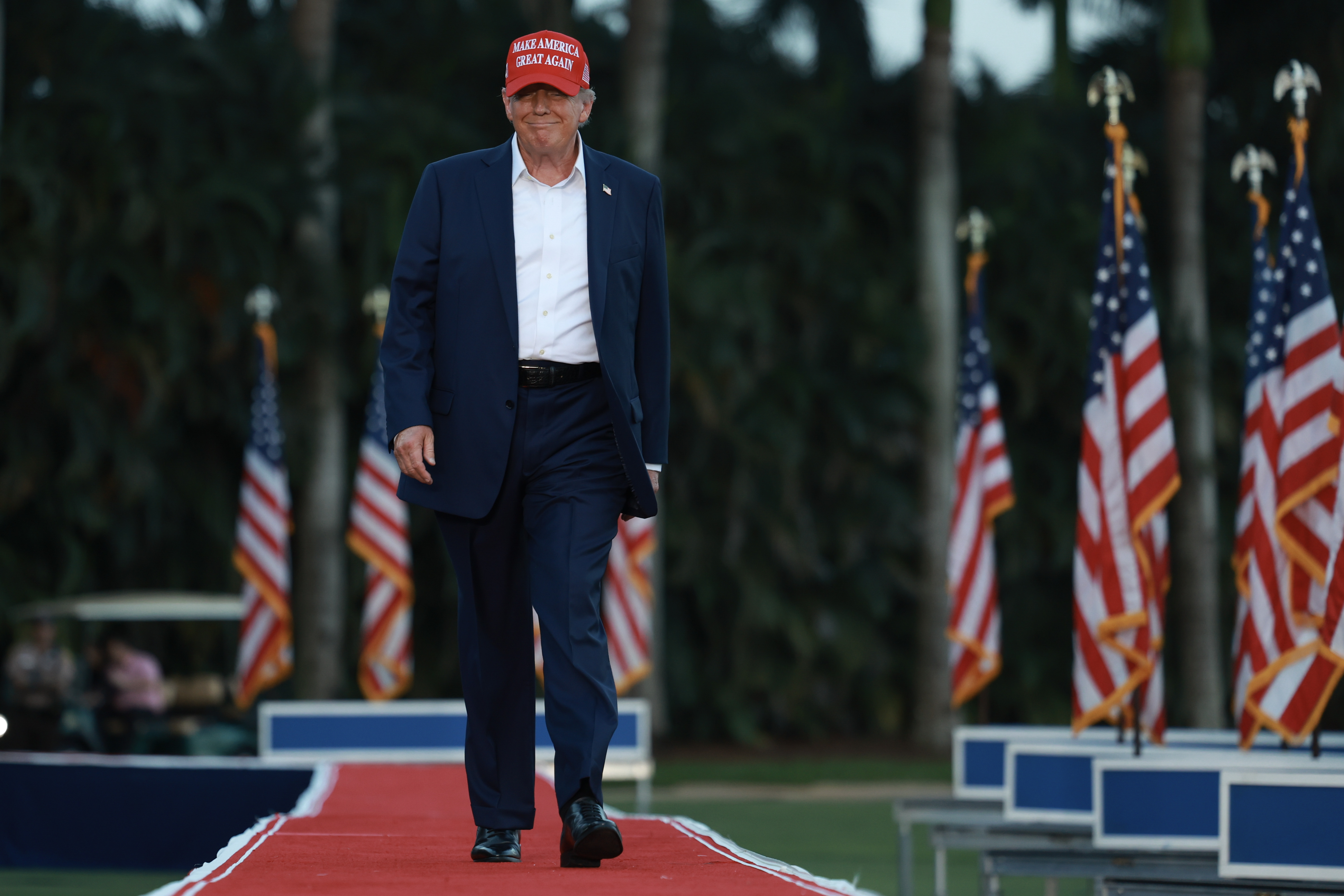 Donald Trump llega a su mitin de campaña en el Trump National Doral Golf Club en Doral, Florida, el 9 de julio de 2024 | Fuente: Getty Images