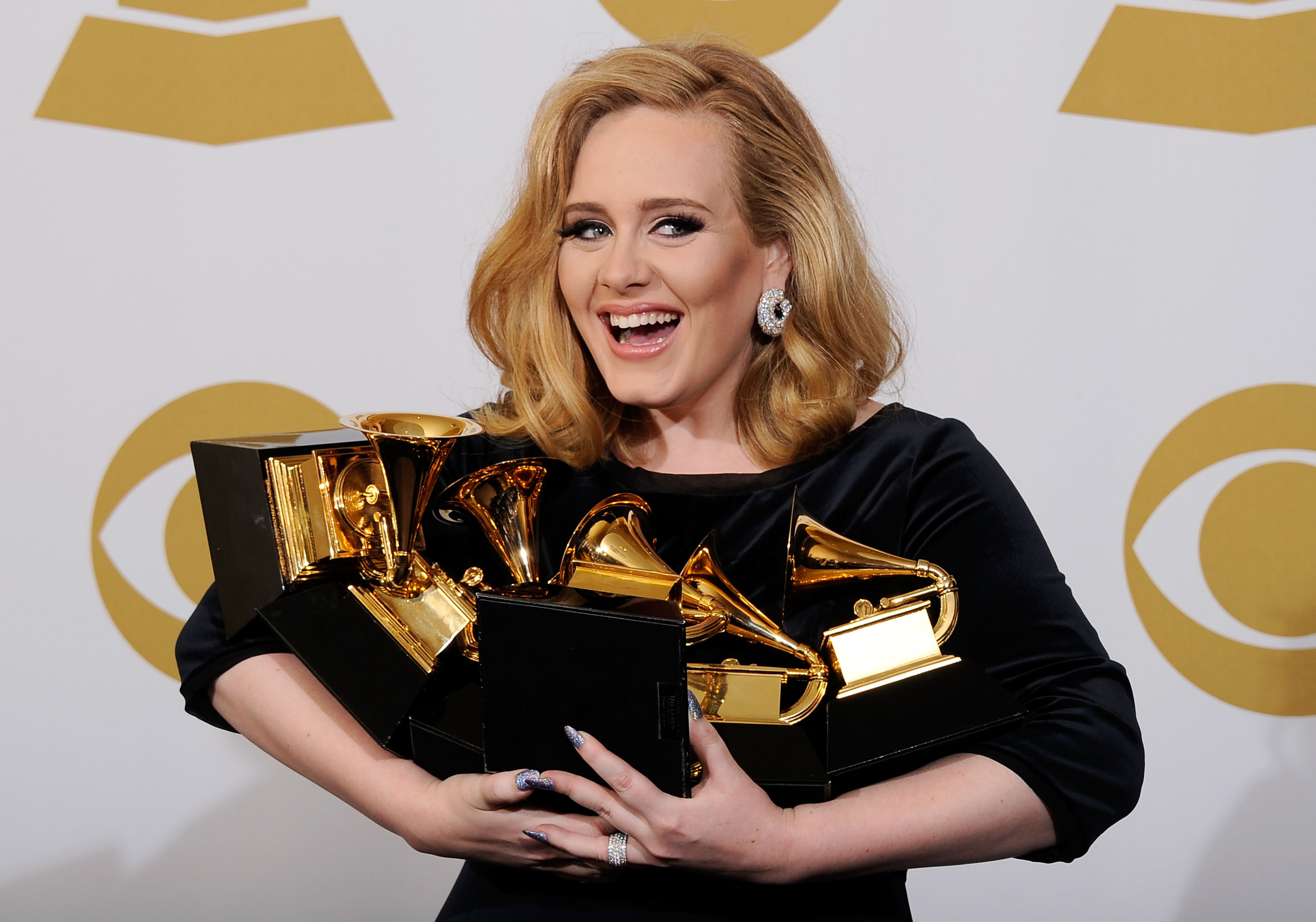 Adele, ganadora del Grammy al Disco del Año, posa en la sala de prensa de la 54ª edición de los Premios Grammy en el Staples Center, el 12 de febrero de 2012 en Los Ángeles, California. | Foto: Getty Images