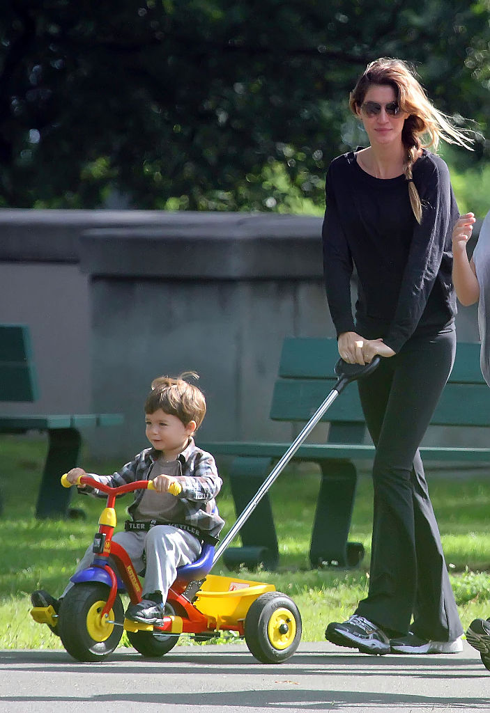 Gisele Bundchen y su hijo Benjamin aparecen el 09 de junio de 2012 en Boston, Massachusetts. (Foto de Stickman/Bauer-Griffin/GC Images)