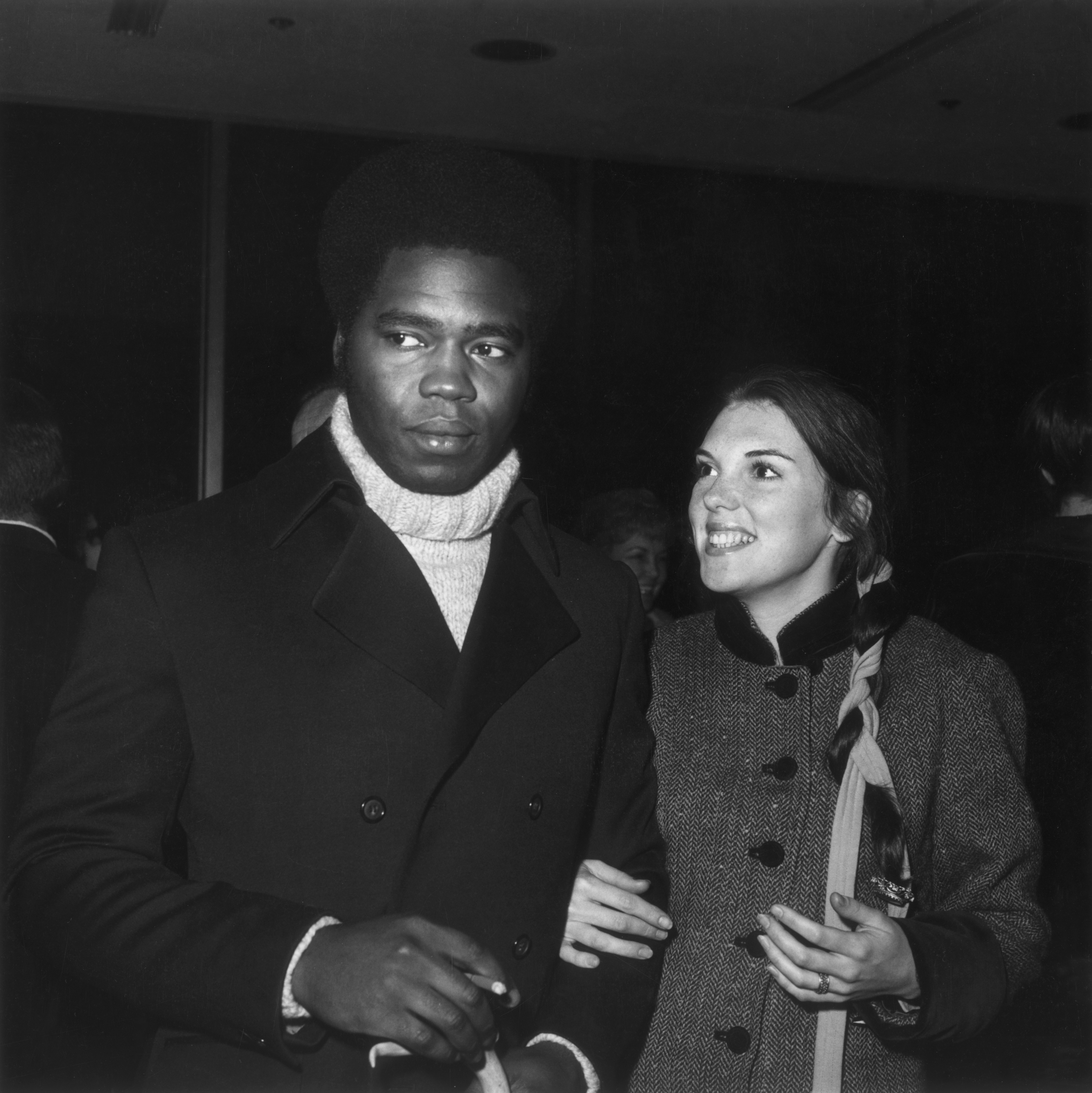 Georg Stanford Brown y Tyne Daly fotografiados en el Teatro Nacional Británico de Londres, Inglaterra, en 1975. | Fuente: Getty Images