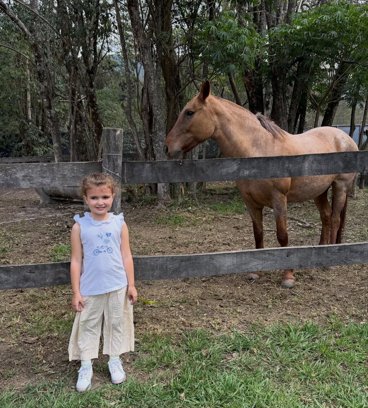 Julia, la hija menor de Isabel Macedo, posando cerca de un caballo en una finca | Fuente: Instagram/isabelmacedophoto
