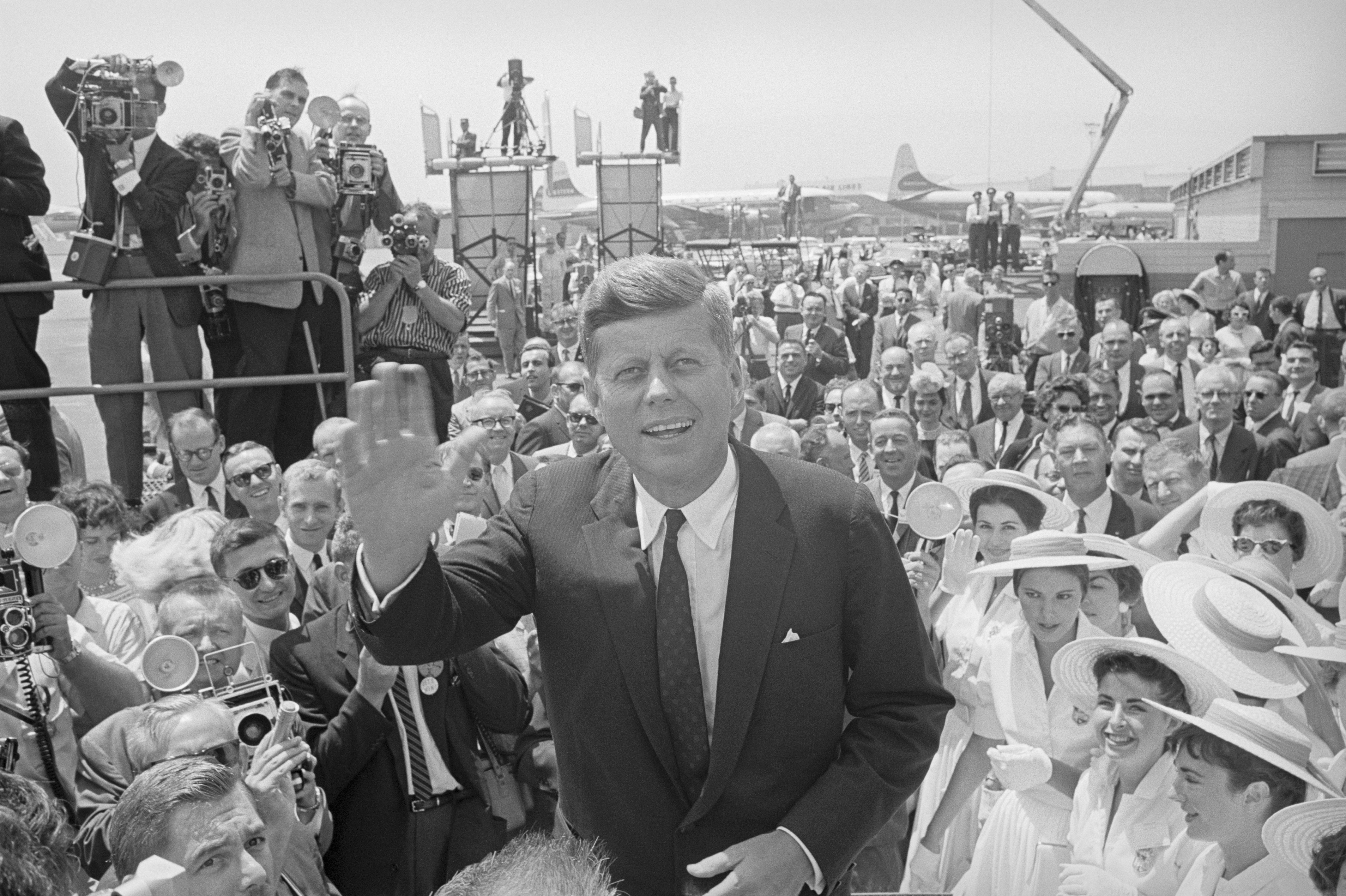 El difunto presidente John F. Kennedy en Los Ángeles, California, hacia 1960. | Fuente: Getty Images