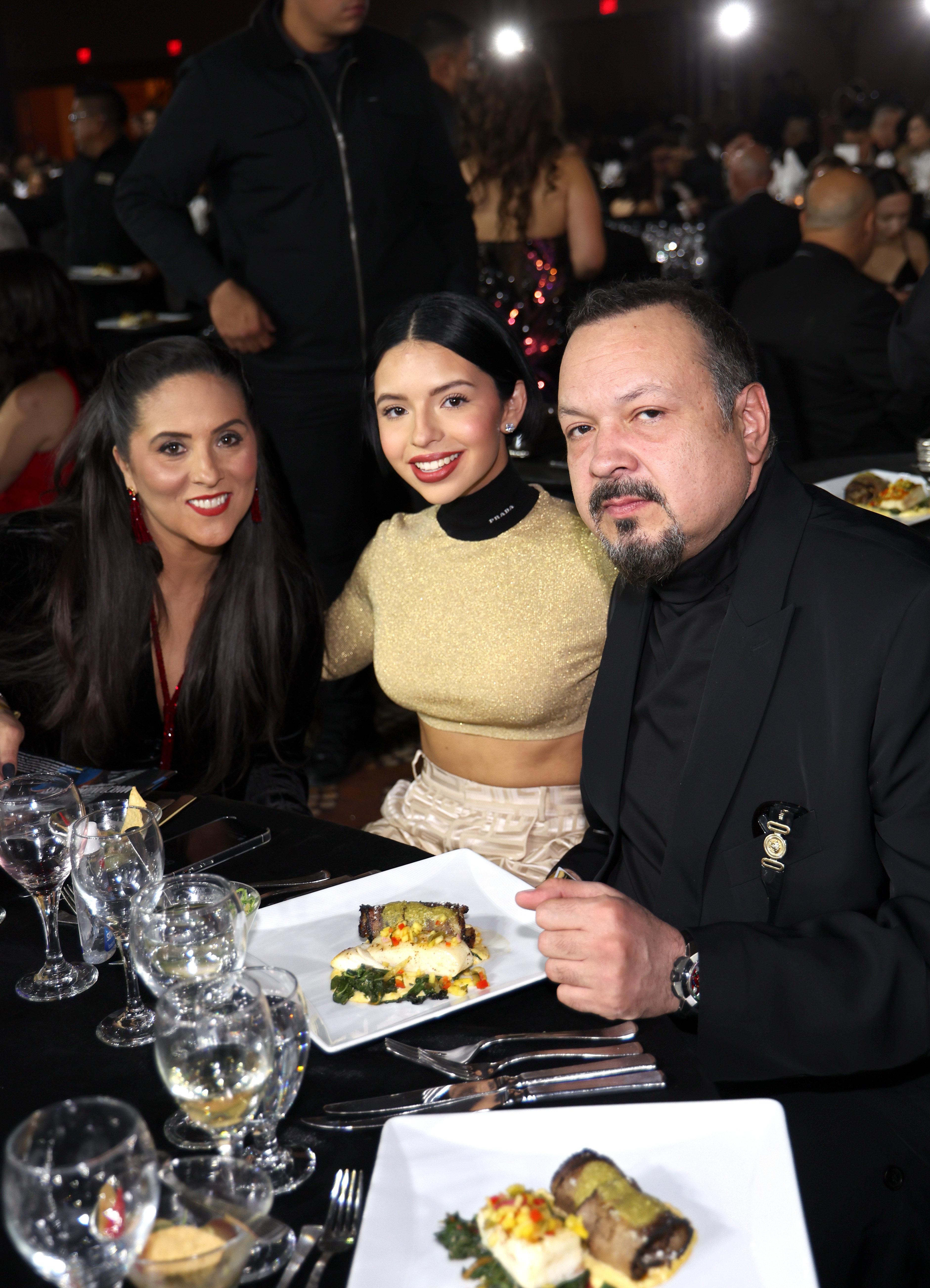Aneliz Álvarez Alcalá, Ángela Aguilar y Pepe Aguilar asisten a la Persona del Año 2022 de la Academia Latina de la Grabación que honra a Marco Antonio Solís en el Mandalay Bay Convention Center el 16 de noviembre de 2022 en Las Vegas, Nevada. | Fuente: Getty Images