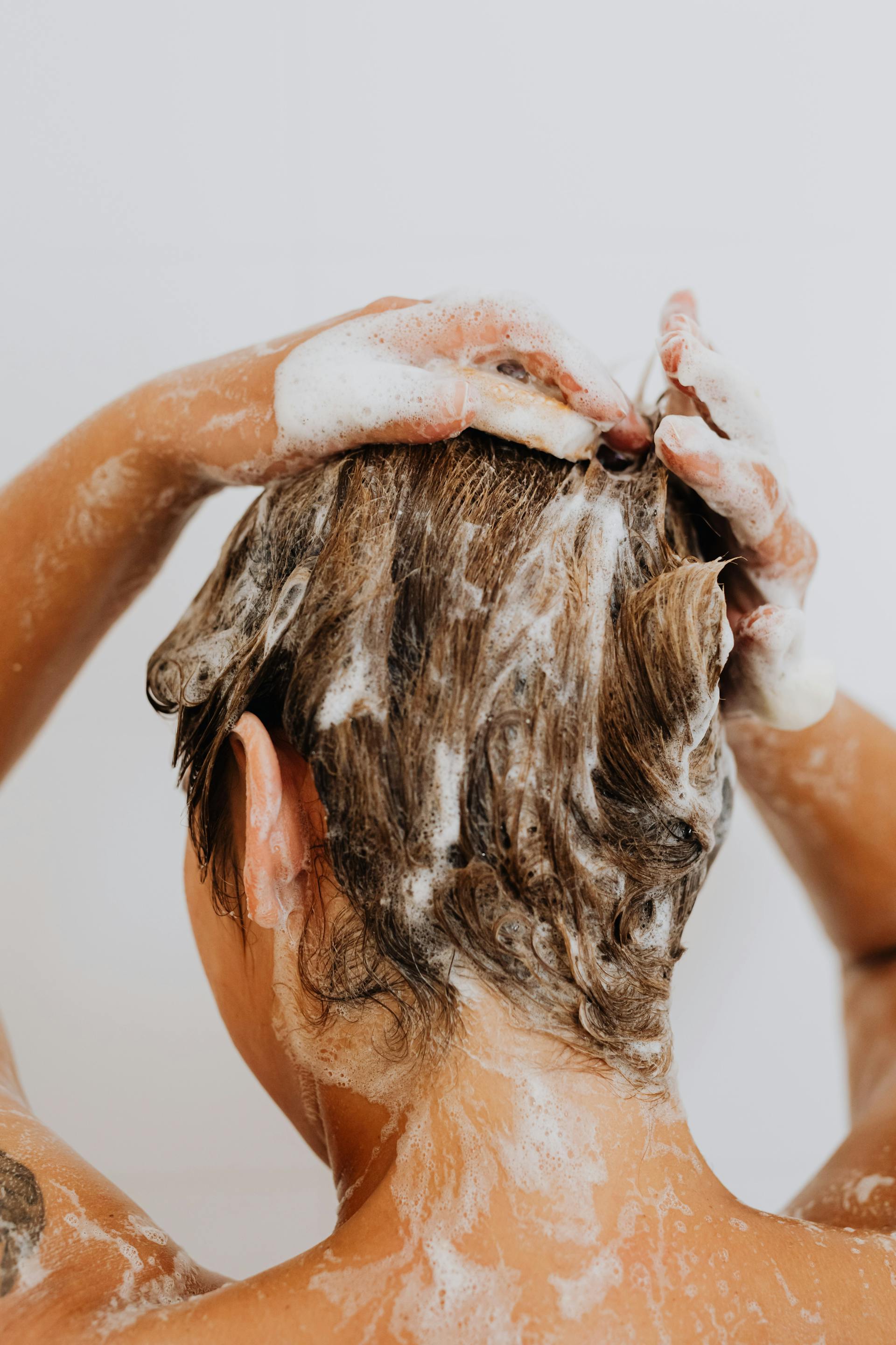 Una mujer lavándose el pelo | Foto: Pexels