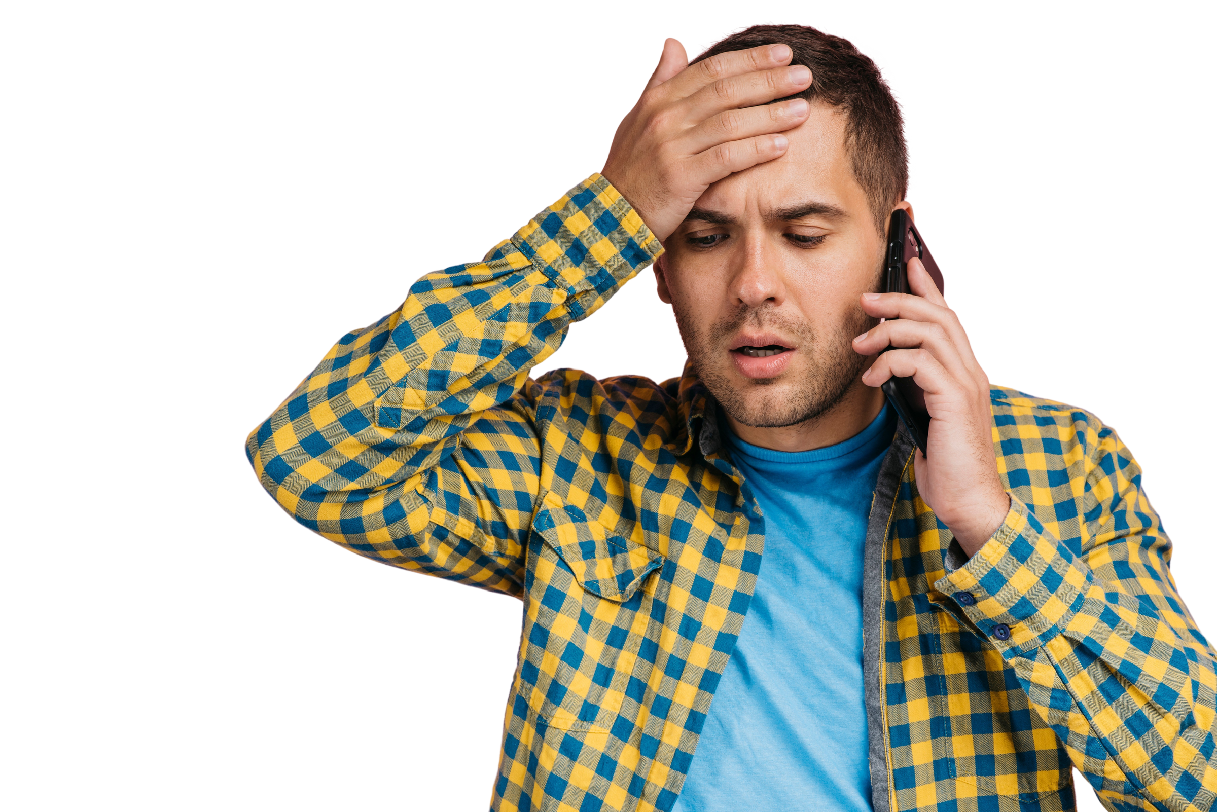 Un hombre ansioso hablando por teléfono | Fuente: Freepik