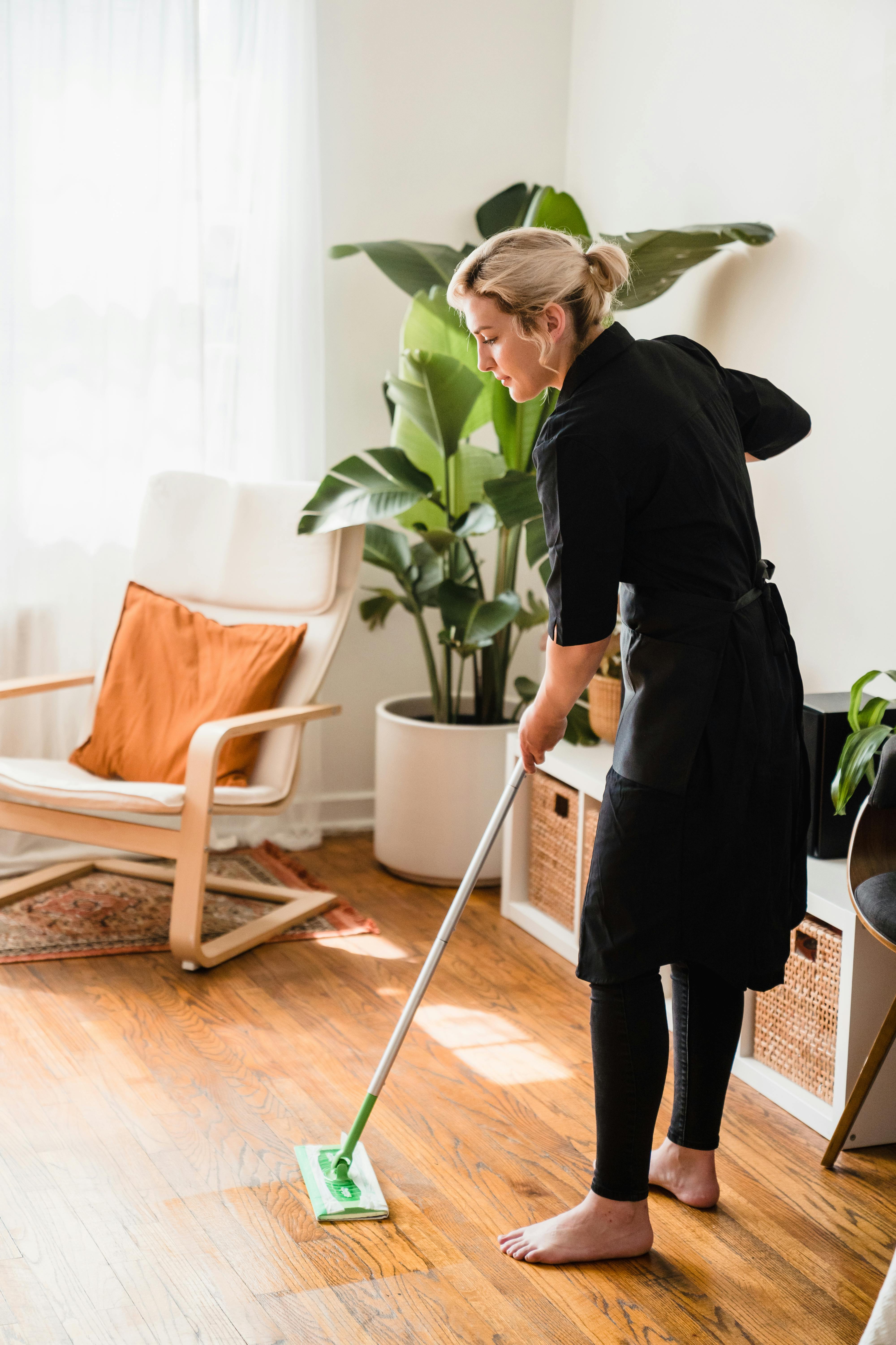 Una mujer limpiando la casa | Fuente: Pexels